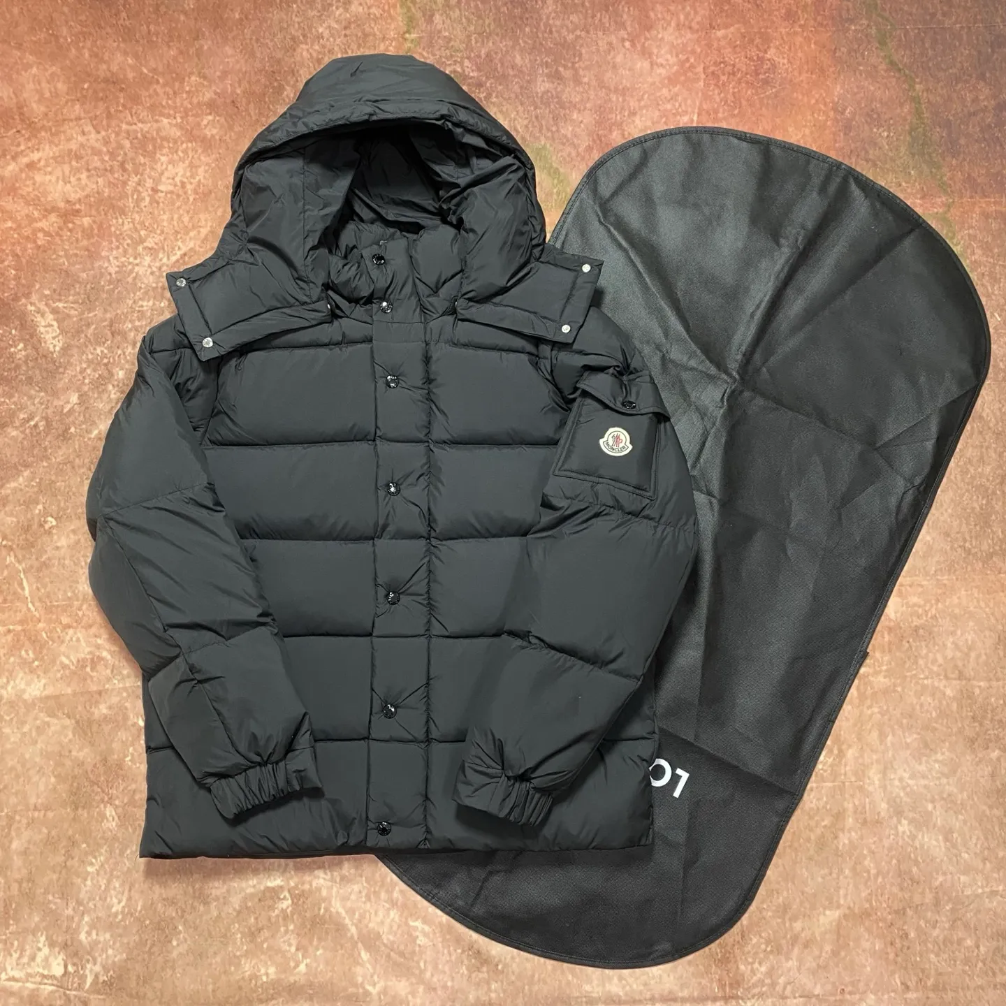 P860 Moncler 24ss matte matte Mayan goose down jacket. This Vezere short down jacket is a basic warm item that highlights Moner's style characteristics. The Vezere down jacket is made from longue saison fabric, which is both lightweight and warm. This short down jacket features a hood that can be easily removed depending on the weather. The jacket silhouette and sleeve patch pockets pay homage to the iconic Moner Maya down jacket. ·Made of longue saison fabric·Lon lé ger brillant lining filled with 90% goose down Detachable and adjustable hood with zipper and snap-fastening zippered pockets Patch pockets on sleeves·Adjustable cuffs·Drawstring hem Unisex Sizes: 1-5