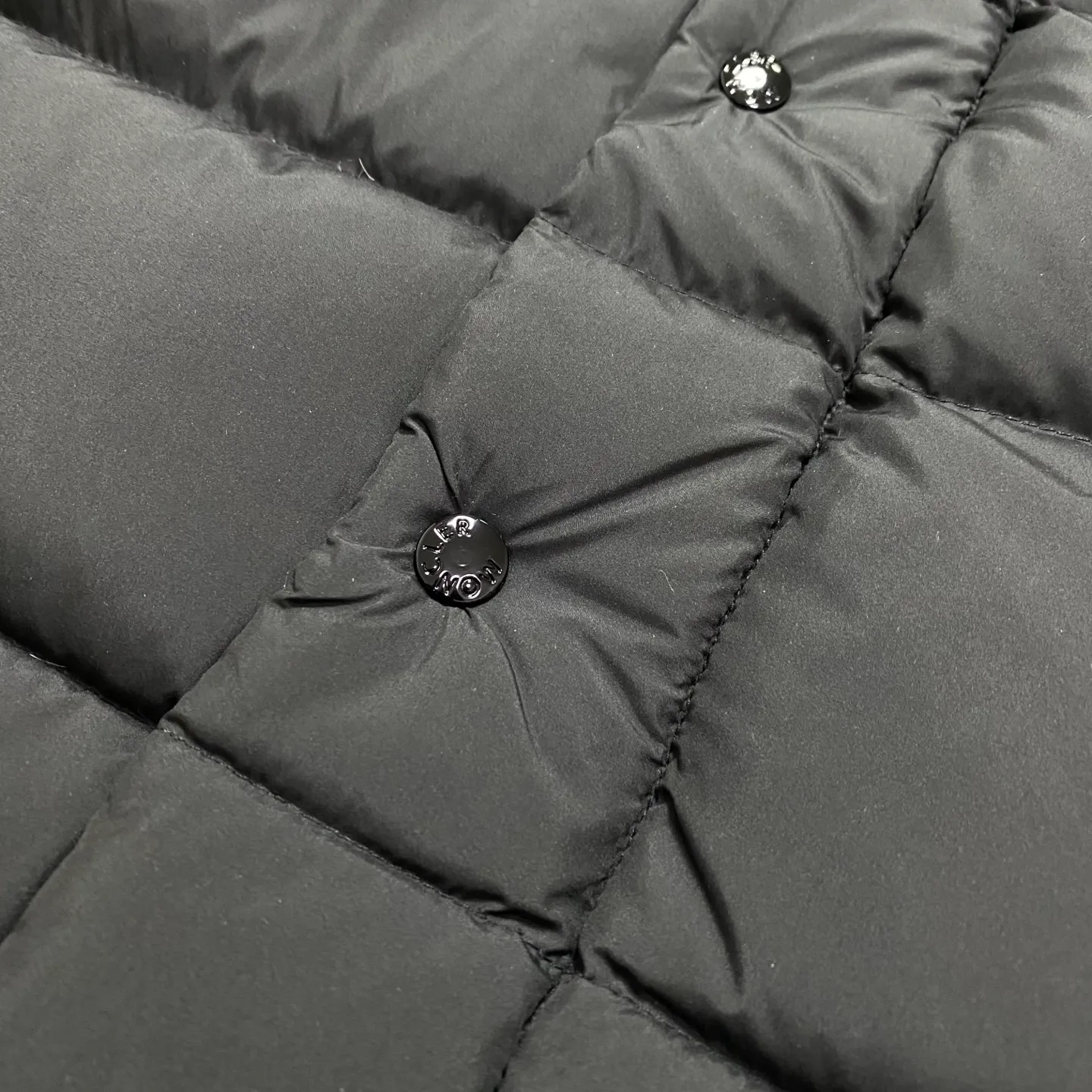 P860 Moncler 24ss matte matte Mayan goose down jacket. This Vezere short down jacket is a basic warm item that highlights Moner's style characteristics. The Vezere down jacket is made from longue saison fabric, which is both lightweight and warm. This short down jacket features a hood that can be easily removed depending on the weather. The jacket silhouette and sleeve patch pockets pay homage to the iconic Moner Maya down jacket. ·Made of longue saison fabric·Lon lé ger brillant lining filled with 90% goose down Detachable and adjustable hood with zipper and snap-fastening zippered pockets Patch pockets on sleeves·Adjustable cuffs·Drawstring hem Unisex Sizes: 1-5