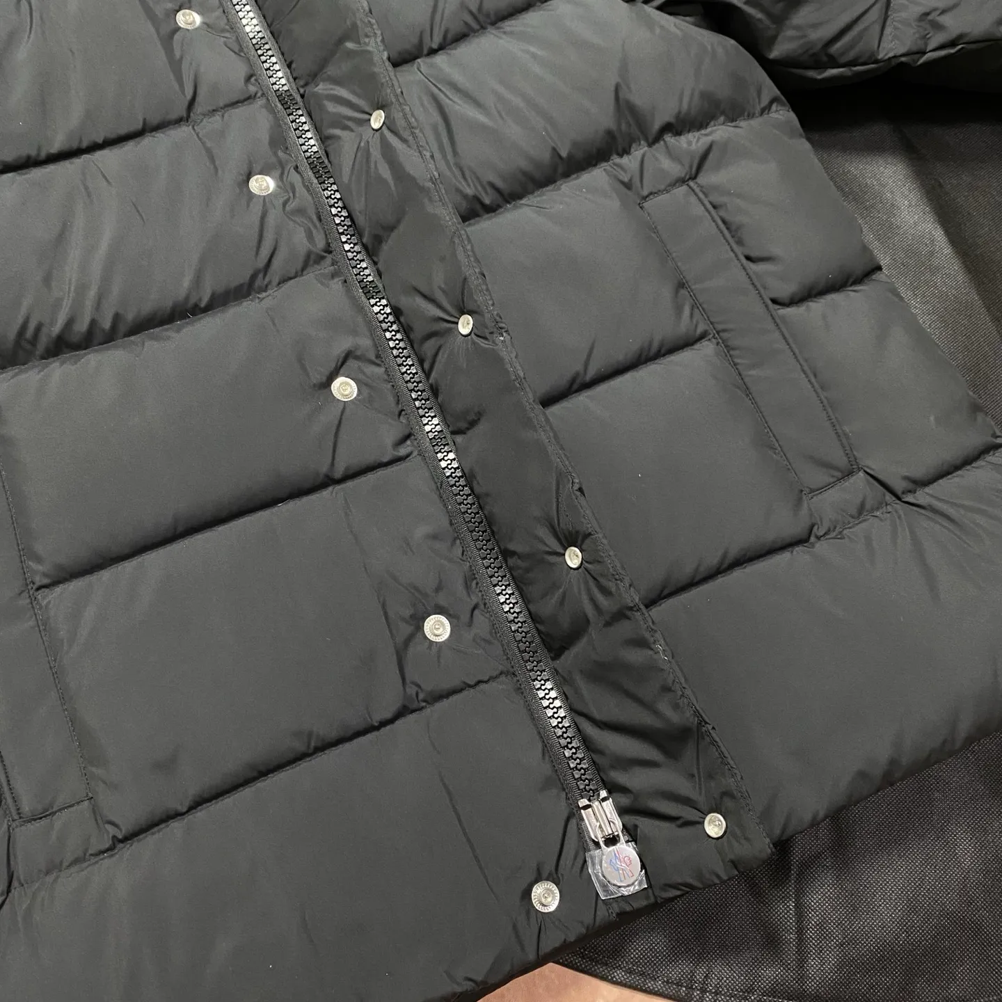 P860 Moncler 24ss matte matte Mayan goose down jacket. This Vezere short down jacket is a basic warm item that highlights Moner's style characteristics. The Vezere down jacket is made from longue saison fabric, which is both lightweight and warm. This short down jacket features a hood that can be easily removed depending on the weather. The jacket silhouette and sleeve patch pockets pay homage to the iconic Moner Maya down jacket. ·Made of longue saison fabric·Lon lé ger brillant lining filled with 90% goose down Detachable and adjustable hood with zipper and snap-fastening zippered pockets Patch pockets on sleeves·Adjustable cuffs·Drawstring hem Unisex Sizes: 1-5