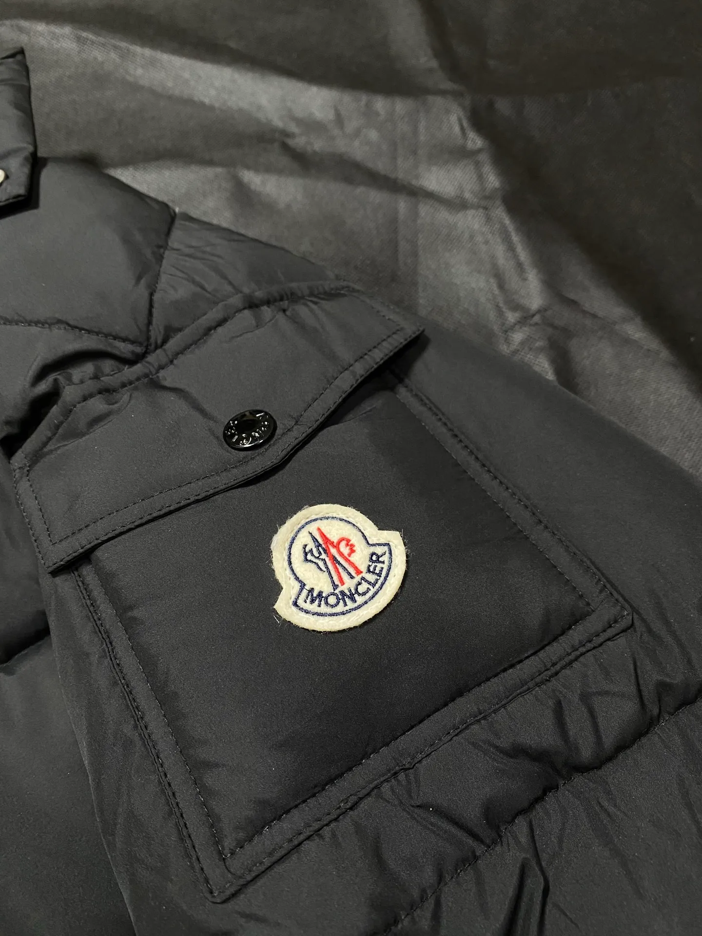 P860 Moncler 24ss matte matte Mayan goose down jacket. This Vezere short down jacket is a basic warm item that highlights Moner's style characteristics. The Vezere down jacket is made from longue saison fabric, which is both lightweight and warm. This short down jacket features a hood that can be easily removed depending on the weather. The jacket silhouette and sleeve patch pockets pay homage to the iconic Moner Maya down jacket. ·Made of longue saison fabric·Lon lé ger brillant lining filled with 90% goose down Detachable and adjustable hood with zipper and snap-fastening zippered pockets Patch pockets on sleeves·Adjustable cuffs·Drawstring hem Unisex Sizes: 1-5