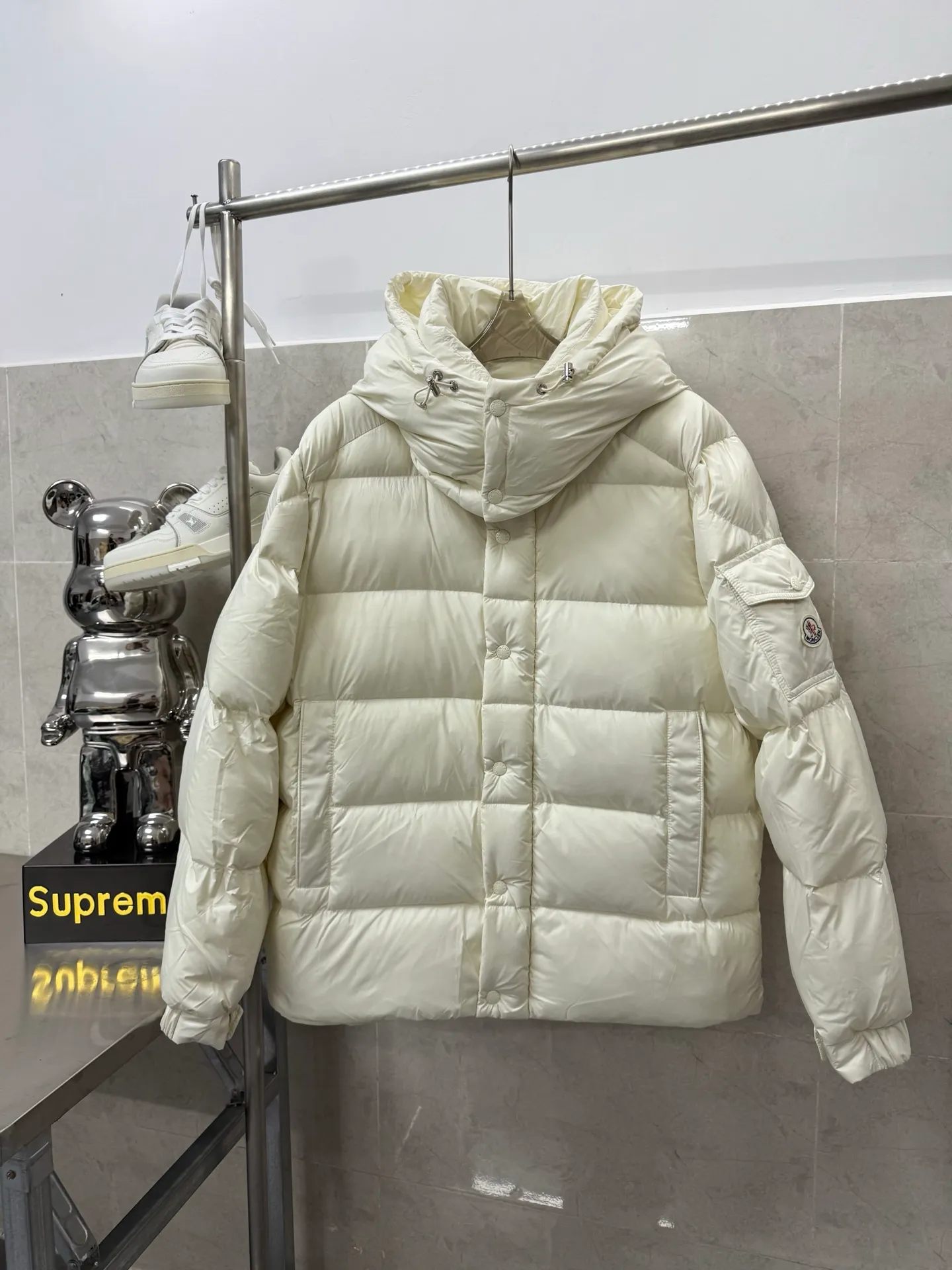 P820 ​​Moncler Mouth Matte Maya Short Down Jacket This short parka down jacket is made of longueSaion fabric. The garment is full of functional details to ensure warmth and care. Features removable hood, zip pockets, adjustable cuffs, and snap-zip flap fly. Logo embellished sleeves. It adds a unique touch to the overall shape while significantly improving the protective performance. Color: black, white, off-white, pearl white, pink. Size: 12345