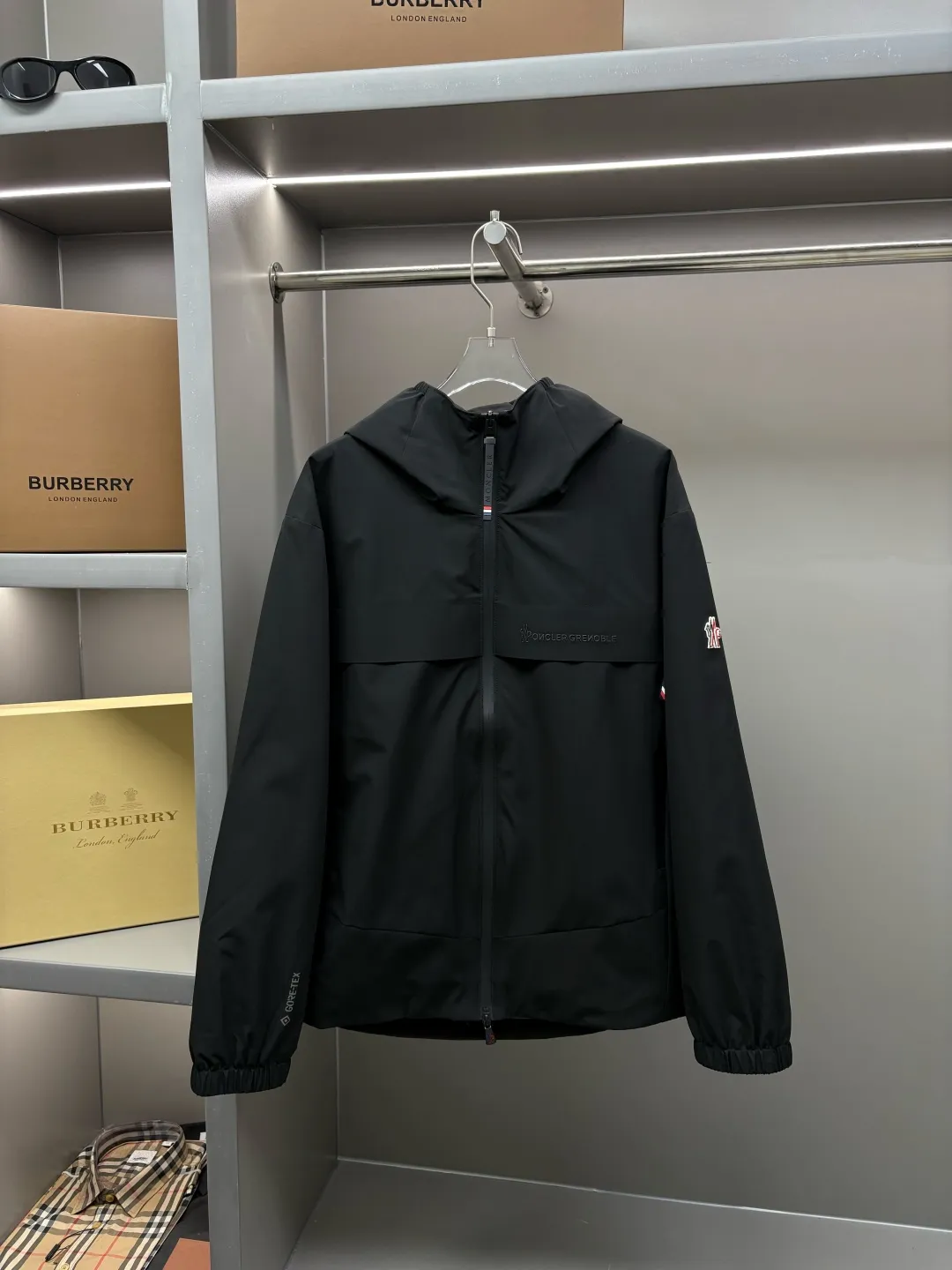 P720 Moncler functional hooded outdoor thin cotton jacket. Hong Kong trading company channel order, high-end OEM factory shipment. It was only after buying it from Italy's top luxury brand Mon.. e that I realized how high-end it is! Dare to compete with any brand of jacket on the market, this is the pinnacle! Impeccable quality presented to perfection. It's full and thick, but it's light and comfortable to wear, making it extremely comfortable and stress-free. It also ensures its warmth and cold resistance! Customized and functional splash-proof fabrics for customers, rich in luster, soft in color, crisp and stylish. Stand collar hooded, from design to fabric to functionality, all reflect the brand's unique vision and intention, regardless of cost, just to present good clothes to those who know how to appreciate them. Three-dimensional tailoring does not look bulky, creating a neat and capable temperament. Wear elegance in a simple way, especially in the cold winter, let the clothes with artisan details breathe. The royal and aristocratic styles follow you as if they were tailor-made, and the original hardware is customized for customers. Size: 48, 50, 52, 54, 56