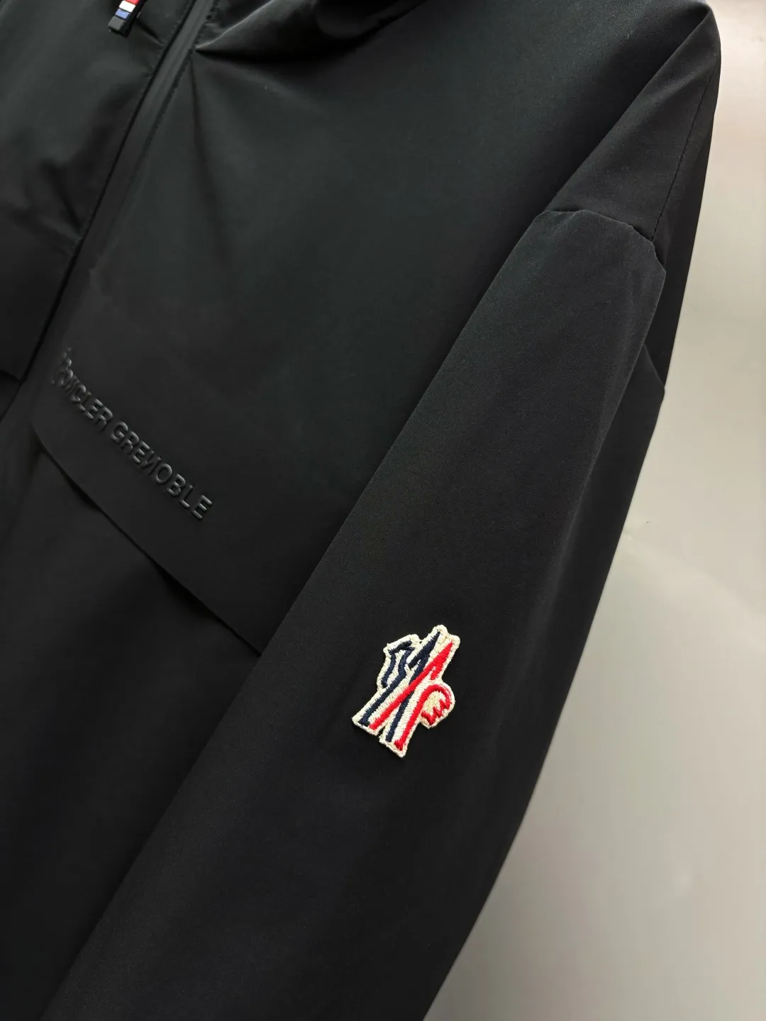 P720 Moncler functional hooded outdoor thin cotton jacket. Hong Kong trading company channel order, high-end OEM factory shipment. It was only after buying it from Italy's top luxury brand Mon.. e that I realized how high-end it is! Dare to compete with any brand of jacket on the market, this is the pinnacle! Impeccable quality presented to perfection. It's full and thick, but it's light and comfortable to wear, making it extremely comfortable and stress-free. It also ensures its warmth and cold resistance! Customized and functional splash-proof fabrics for customers, rich in luster, soft in color, crisp and stylish. Stand collar hooded, from design to fabric to functionality, all reflect the brand's unique vision and intention, regardless of cost, just to present good clothes to those who know how to appreciate them. Three-dimensional tailoring does not look bulky, creating a neat and capable temperament. Wear elegance in a simple way, especially in the cold winter, let the clothes with artisan details breathe. The royal and aristocratic styles follow you as if they were tailor-made, and the original hardware is customized for customers. Size: 48, 50, 52, 54, 56