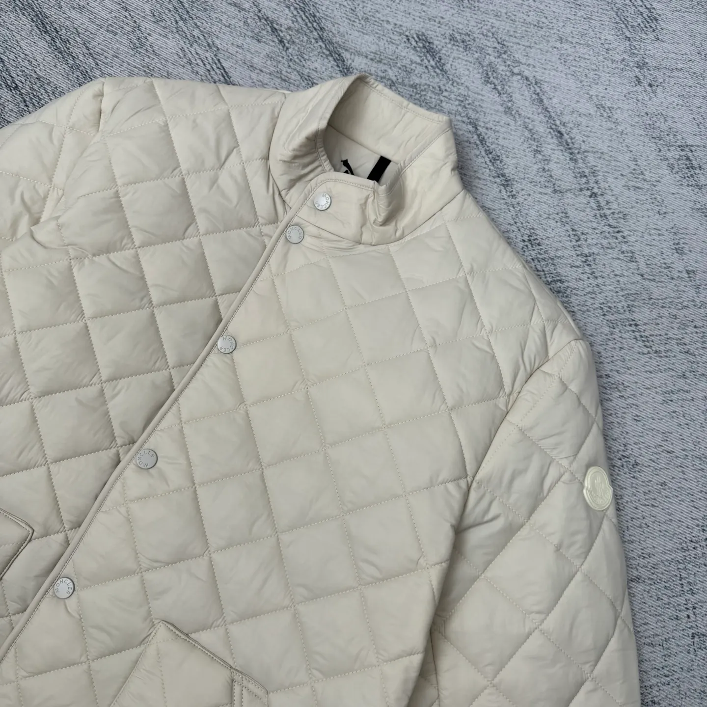 P690 moncler 25SS new Oise short diagonal cotton jacket SIZE 1/2/3/4 This jacket is made of Airsoft fabric, easily showing off its exquisite style. This protective fabric is lightweight, soft and resistant to rain damage. Four-button and zipper opening and closing design, the sleeves are decorated with Mengjia's classic silicone armbands, the style is novel and unique, the upper body is super comfortable and handsome, highly recommended! Color: blue beige
