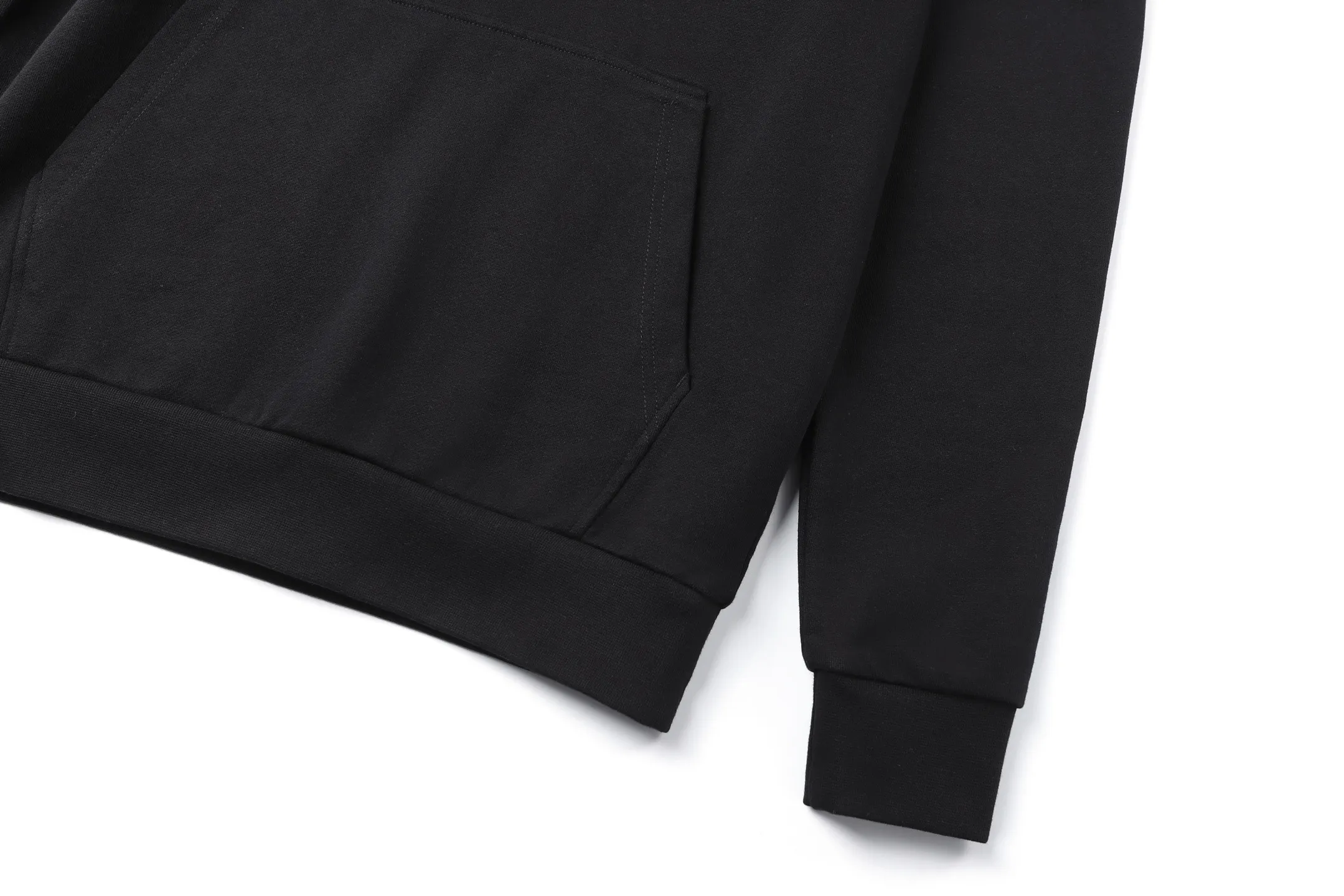 P460 Moncler hooded sweatshirt with back logo. The original version was purchased for 6,150 and developed. The fabric is made of 420 grams of new Maybach combed cotton terry sweatshirt material. The ribs are made of 480 grams of 2*2 100% cotton combed cotton rib. The fabric is enzyme washed, high-temperature heat stamping, customized with 1:1 adhesive label and customized 1:1 trademark. The overall wiring is straight and delicate, the fabric is comfortable and soft, and the color is consistent with no color difference. It can be matched with the same style to create a fashionable look, and can be used in various occasions. Customized accessories, complete with three standards, the same style for men and women. Size:S-M-L-XL
