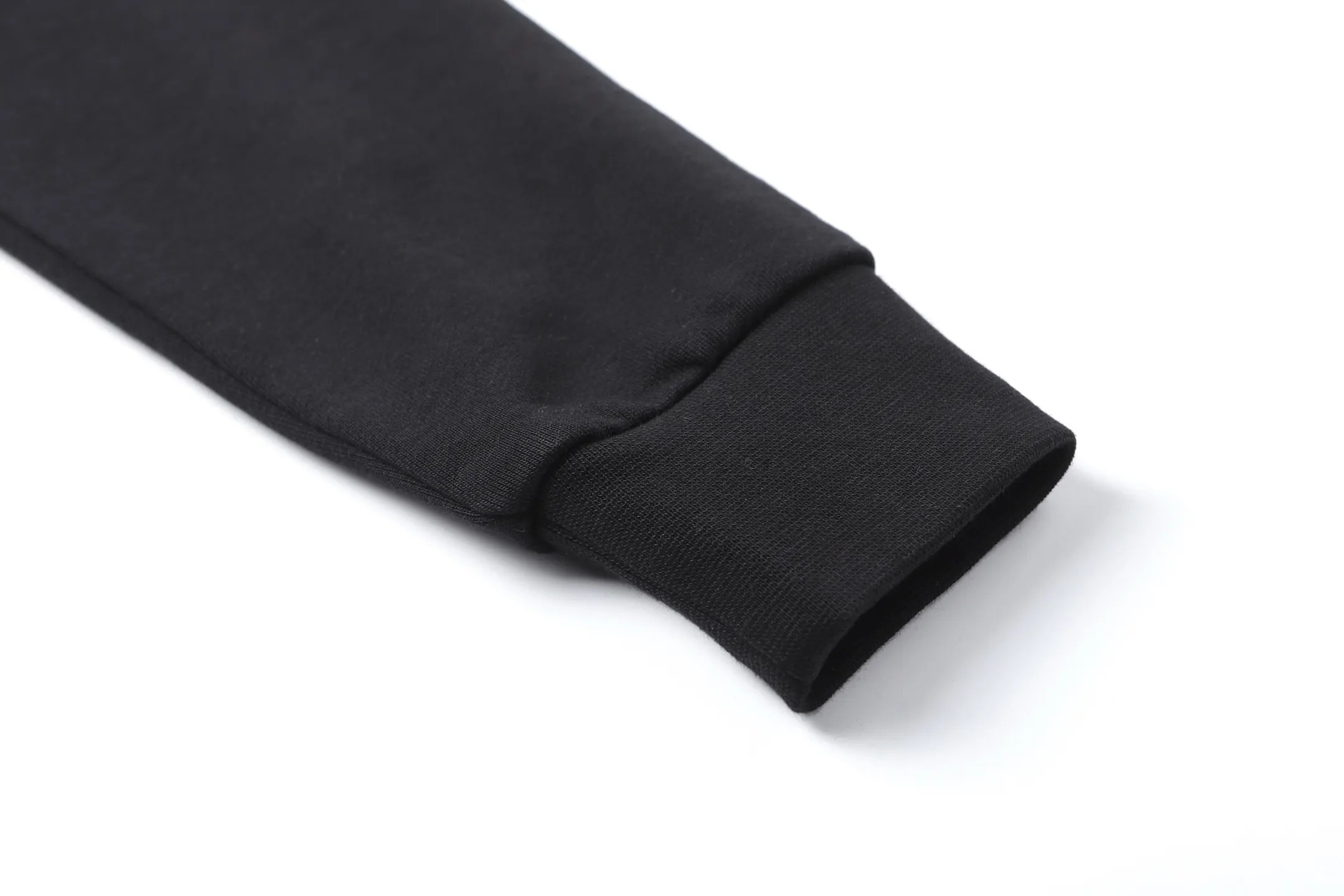 P460 Moncler hooded sweatshirt with back logo. The original version was purchased for 6,150 and developed. The fabric is made of 420 grams of new Maybach combed cotton terry sweatshirt material. The ribs are made of 480 grams of 2*2 100% cotton combed cotton rib. The fabric is enzyme washed, high-temperature heat stamping, customized with 1:1 adhesive label and customized 1:1 trademark. The overall wiring is straight and delicate, the fabric is comfortable and soft, and the color is consistent with no color difference. It can be matched with the same style to create a fashionable look, and can be used in various occasions. Customized accessories, complete with three standards, the same style for men and women. Size:S-M-L-XL