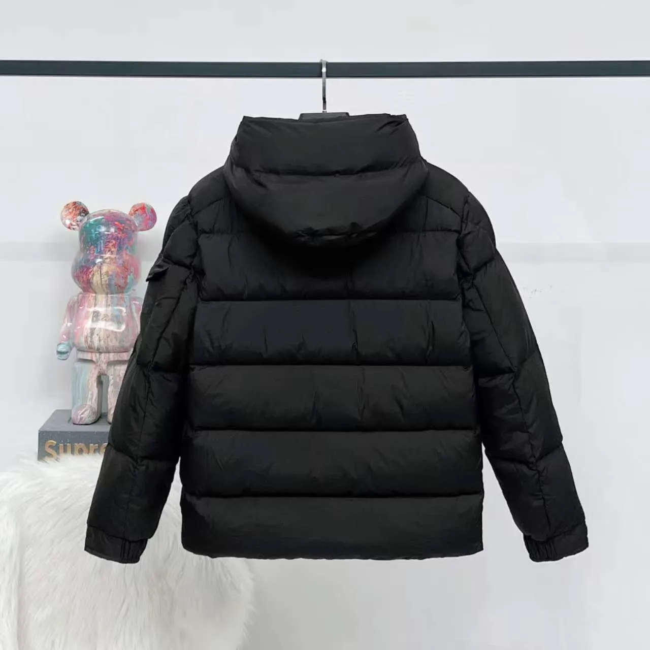 P800 top version] Moncler down jacket with hanging mouth. It adopts a detachable hood design, button placket, and the overall style is fluffy and has good warmth retention. The brand's iconic badge on the sleeve arm is one of the identifying features. It has achieved a series of misunderstandings such as the original NFC inductive anti-counterfeiting chip, the national standard 95% pure white duck down, the exclusive use of top-grade down on the market, and never fake goose down. Perfect filling using direct velvet filling technology, the fluffy texture is very good. The lightness, warmth and cold protection ability are improved to the maximum. The original processing factory produces electroplated hardware, all customized by the original factory, and not all types of replicas on the market. Style number: 5606# Color: black Code number: 1.2.3.4.5