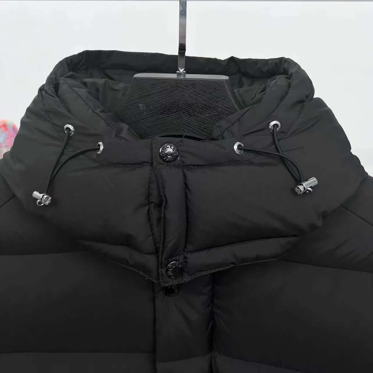 P800 top version] Moncler down jacket with hanging mouth. It adopts a detachable hood design, button placket, and the overall style is fluffy and has good warmth retention. The brand's iconic badge on the sleeve arm is one of the identifying features. It has achieved a series of misunderstandings such as the original NFC inductive anti-counterfeiting chip, the national standard 95% pure white duck down, the exclusive use of top-grade down on the market, and never fake goose down. Perfect filling using direct velvet filling technology, the fluffy texture is very good. The lightness, warmth and cold protection ability are improved to the maximum. The original processing factory produces electroplated hardware, all customized by the original factory, and not all types of replicas on the market. Style number: 5606# Color: black Code number: 1.2.3.4.5