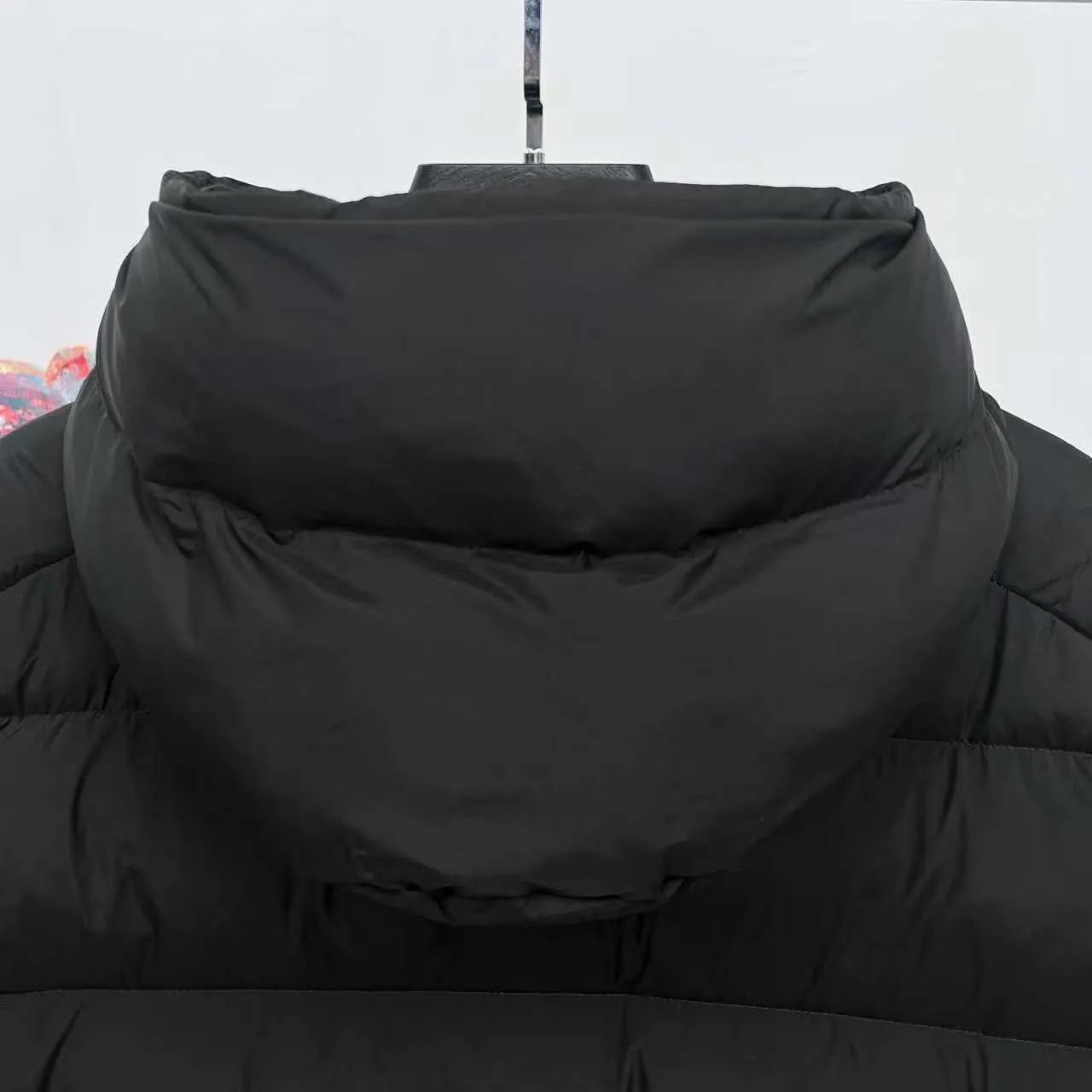 P800 top version] Moncler down jacket with hanging mouth. It adopts a detachable hood design, button placket, and the overall style is fluffy and has good warmth retention. The brand's iconic badge on the sleeve arm is one of the identifying features. It has achieved a series of misunderstandings such as the original NFC inductive anti-counterfeiting chip, the national standard 95% pure white duck down, the exclusive use of top-grade down on the market, and never fake goose down. Perfect filling using direct velvet filling technology, the fluffy texture is very good. The lightness, warmth and cold protection ability are improved to the maximum. The original processing factory produces electroplated hardware, all customized by the original factory, and not all types of replicas on the market. Style number: 5606# Color: black Code number: 1.2.3.4.5