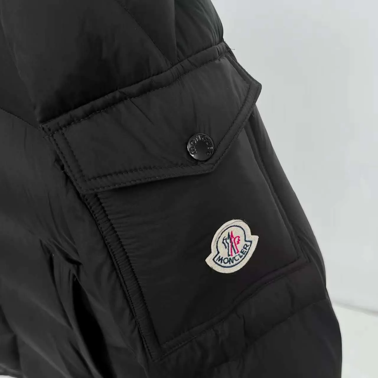 P800 top version] Moncler down jacket with hanging mouth. It adopts a detachable hood design, button placket, and the overall style is fluffy and has good warmth retention. The brand's iconic badge on the sleeve arm is one of the identifying features. It has achieved a series of misunderstandings such as the original NFC inductive anti-counterfeiting chip, the national standard 95% pure white duck down, the exclusive use of top-grade down on the market, and never fake goose down. Perfect filling using direct velvet filling technology, the fluffy texture is very good. The lightness, warmth and cold protection ability are improved to the maximum. The original processing factory produces electroplated hardware, all customized by the original factory, and not all types of replicas on the market. Style number: 5606# Color: black Code number: 1.2.3.4.5
