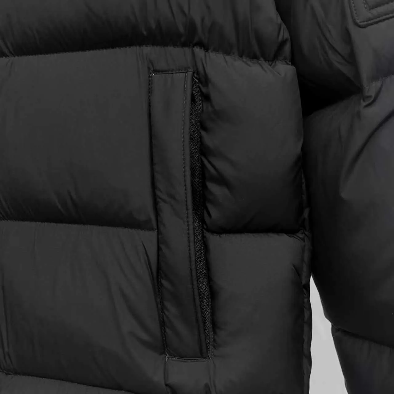 P800 top version] Moncler down jacket with hanging mouth. It adopts a detachable hood design, button placket, and the overall style is fluffy and has good warmth retention. The brand's iconic badge on the sleeve arm is one of the identifying features. It has achieved a series of misunderstandings such as the original NFC inductive anti-counterfeiting chip, the national standard 95% pure white duck down, the exclusive use of top-grade down on the market, and never fake goose down. Perfect filling using direct velvet filling technology, the fluffy texture is very good. The lightness, warmth and cold protection ability are improved to the maximum. The original processing factory produces electroplated hardware, all customized by the original factory, and not all types of replicas on the market. Style number: 5606# Color: black Code number: 1.2.3.4.5