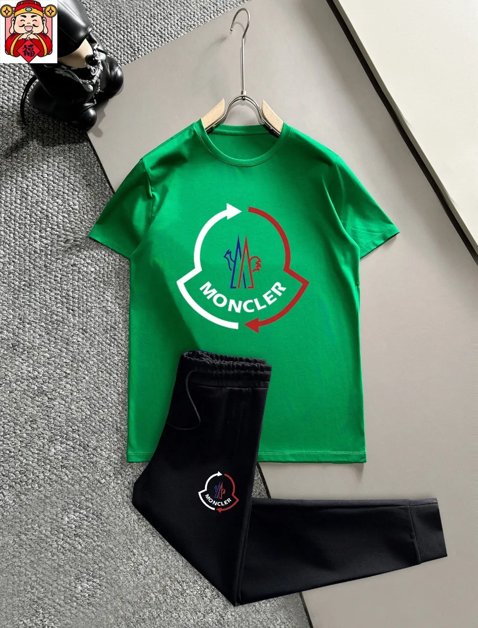 P330 [MONCLER] (Fat Man's Gospel) The same style as the 2025 official website. World-renowned luxury brand. Summer men's (double mercerized) high-quality 🐂 suit. It is made of imported original fabrics. It is a trendy style of the season and a versatile hit. Simple and elegant, precise workmanship allows you to be at the top of fashion. Size: M-5XL (can be worn up to 220 pounds)