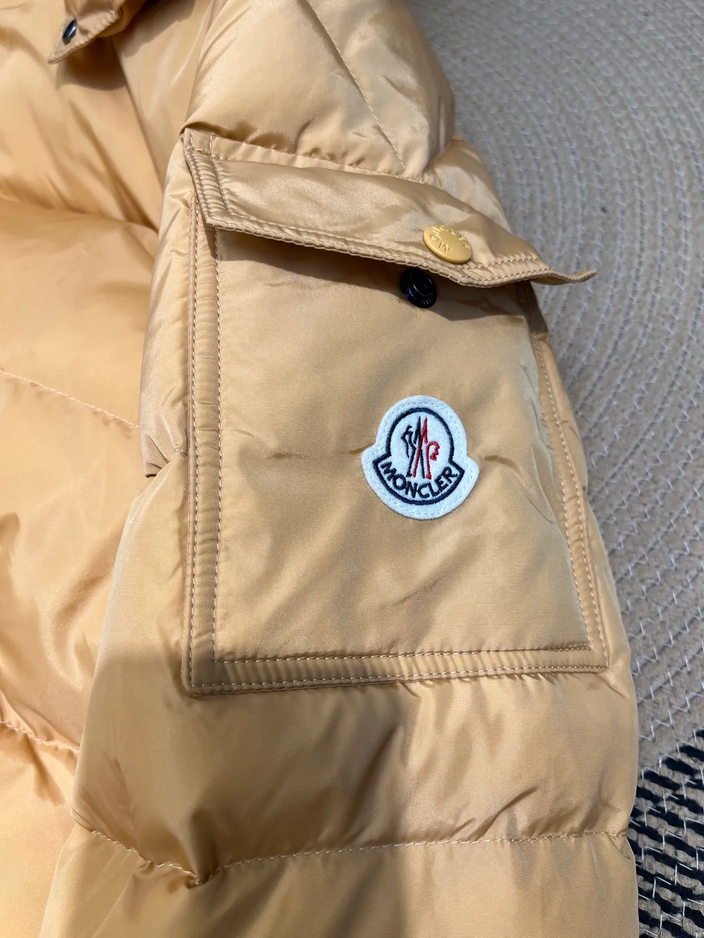 P820 ​​Moncler 🌟Mouth Mouth New Autumn and Winter Matte Classic Maya! Official website synchronized 🈶sale! Yuhuang's century-old evergreen series of products! The latest product from Mayan culture! 90 down filling, the fullness of the down can be seen with the naked eye. Disassembled, the fabric is soft and textured. It continues to be a hot seller, and the upper body is lighter and more comfortable. Color: black green yellow size: 12345
