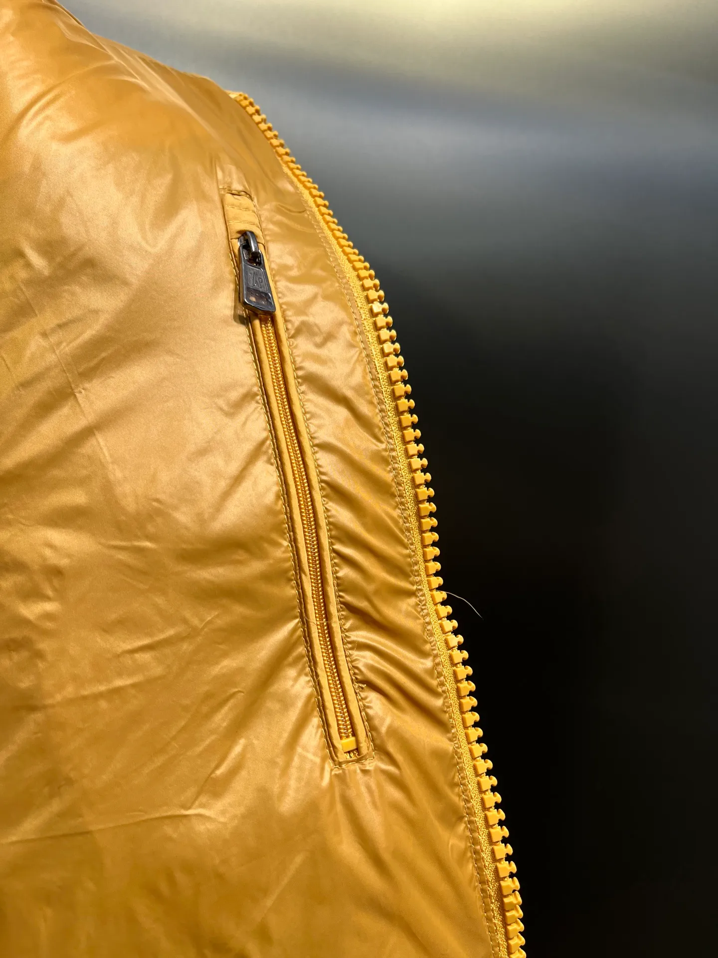 P820 ​​Moncler 🌟Mouth Mouth New Autumn and Winter Matte Classic Maya! Official website synchronized 🈶sale! Yuhuang's century-old evergreen series of products! The latest product from Mayan culture! 90 down filling, the fullness of the down can be seen with the naked eye. Disassembled, the fabric is soft and textured. It continues to be a hot seller, and the upper body is lighter and more comfortable. Color: black green yellow size: 12345