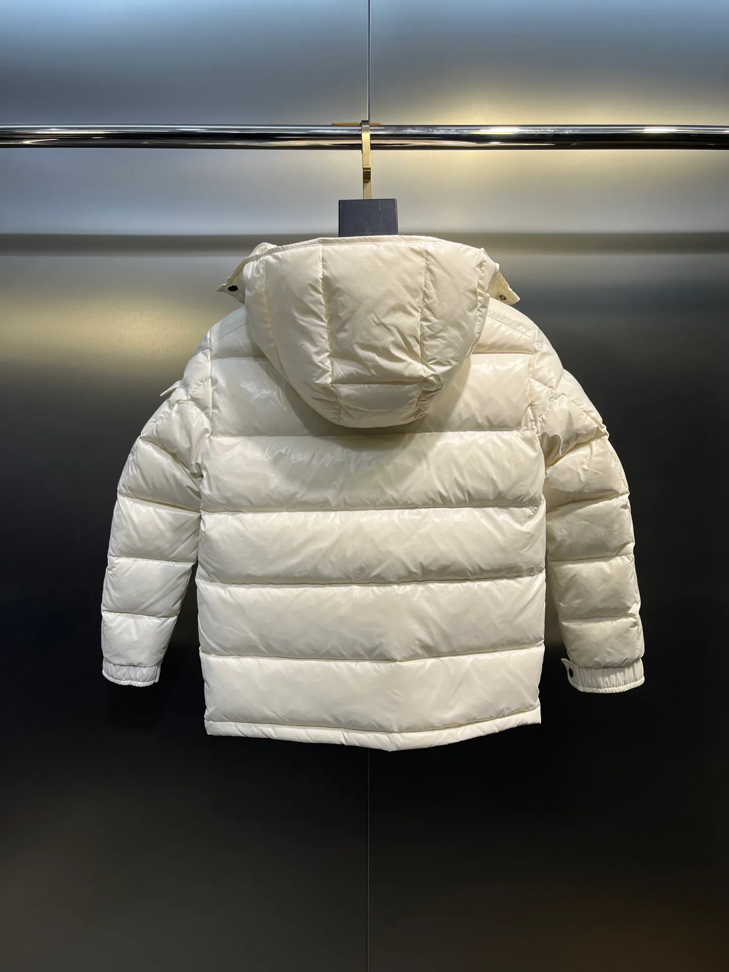 P640 𝗠𝗼𝗻𝗰𝗹𝗲𝗿 /𝗺𝗮𝘆𝗮 Model 026 Children's Maya Down Jacket Children's Maya short down jacket is specially designed to withstand cold winter weather and pays tribute to the mountains with high-performance design. Warm down jacket interprets iconic Moncler design from a child's perspective. 1⃣️The material is made of nylon laque fabric, exclusively customized, stain-resistant, and easier to wipe and clean. 2⃣️Embellished with brand logo, wool felt embroidery label, Behringer embroidery machine with electric embroidery, and imported embroidery thread to ensure that every word is full and three-dimensional. Clear. It can be called the most expensive embroidered label! 3⃣️ New international standard 90 white goose down, imported goose down filling, imported anti-drilling velvet liner cloth that does not run away. 4⃣️The front is decorated with a zipper fly closure, which locks in temperature instantly. The full set of hardware zippers are original and customized, with the M logo.  size：110-160