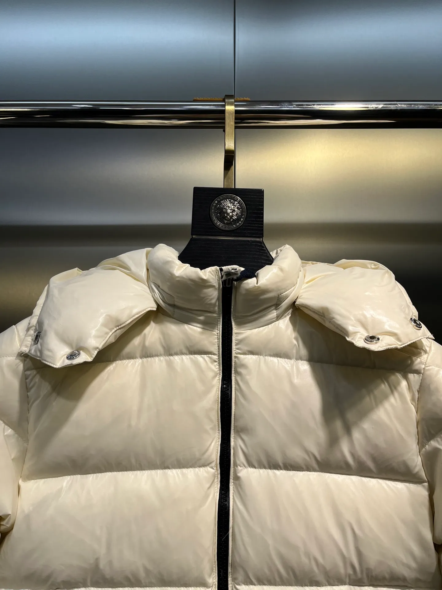P640 𝗠𝗼𝗻𝗰𝗹𝗲𝗿 /𝗺𝗮𝘆𝗮 Model 026 Children's Maya Down Jacket Children's Maya short down jacket is specially designed to withstand cold winter weather and pays tribute to the mountains with high-performance design. Warm down jacket interprets iconic Moncler design from a child's perspective. 1⃣️The material is made of nylon laque fabric, exclusively customized, stain-resistant, and easier to wipe and clean. 2⃣️Embellished with brand logo, wool felt embroidery label, Behringer embroidery machine with electric embroidery, and imported embroidery thread to ensure that every word is full and three-dimensional. Clear. It can be called the most expensive embroidered label! 3⃣️ New international standard 90 white goose down, imported goose down filling, imported anti-drilling velvet liner cloth that does not run away. 4⃣️The front is decorated with a zipper fly closure, which locks in temperature instantly. The full set of hardware zippers are original and customized, with the M logo.  size：110-160