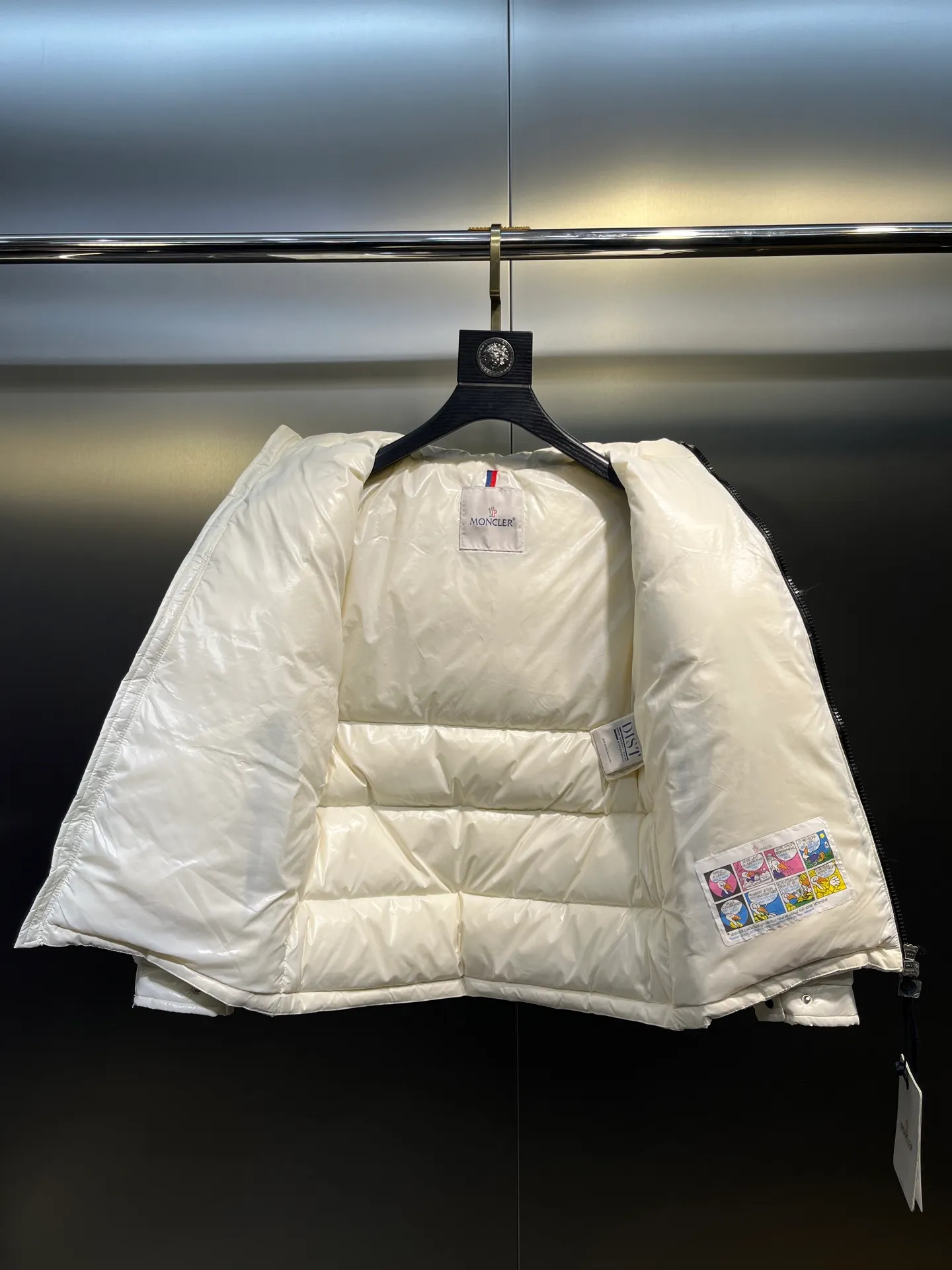 P640 𝗠𝗼𝗻𝗰𝗹𝗲𝗿 /𝗺𝗮𝘆𝗮 Model 026 Children's Maya Down Jacket Children's Maya short down jacket is specially designed to withstand cold winter weather and pays tribute to the mountains with high-performance design. Warm down jacket interprets iconic Moncler design from a child's perspective. 1⃣️The material is made of nylon laque fabric, exclusively customized, stain-resistant, and easier to wipe and clean. 2⃣️Embellished with brand logo, wool felt embroidery label, Behringer embroidery machine with electric embroidery, and imported embroidery thread to ensure that every word is full and three-dimensional. Clear. It can be called the most expensive embroidered label! 3⃣️ New international standard 90 white goose down, imported goose down filling, imported anti-drilling velvet liner cloth that does not run away. 4⃣️The front is decorated with a zipper fly closure, which locks in temperature instantly. The full set of hardware zippers are original and customized, with the M logo.  size：110-160