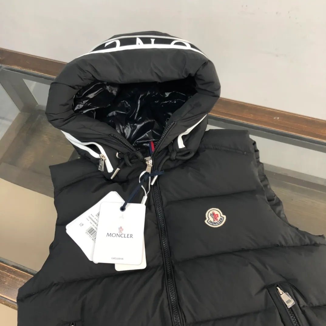 P720 Moncler 25 autumn and winter new style! Fashionable down vest! Down vest! The 100% cotton fabric selected from customers has extremely superior waterproof and breathable properties, and the fabric feels very soft, smooth and shiny! The inner filling is 90% white duck down, which has excellent fluffiness and resilience, and its cold-proof performance is unquestionable! Zipper pulls with customer-supplied brand letters engraved on them show off the aura of big brands everywhere, and they look good no matter how simple and elegant you wear them! Lightweight, convenient and warm, it can be paired with sweaters or sweatshirts! Fashionable and versatile color: black white size: 12345