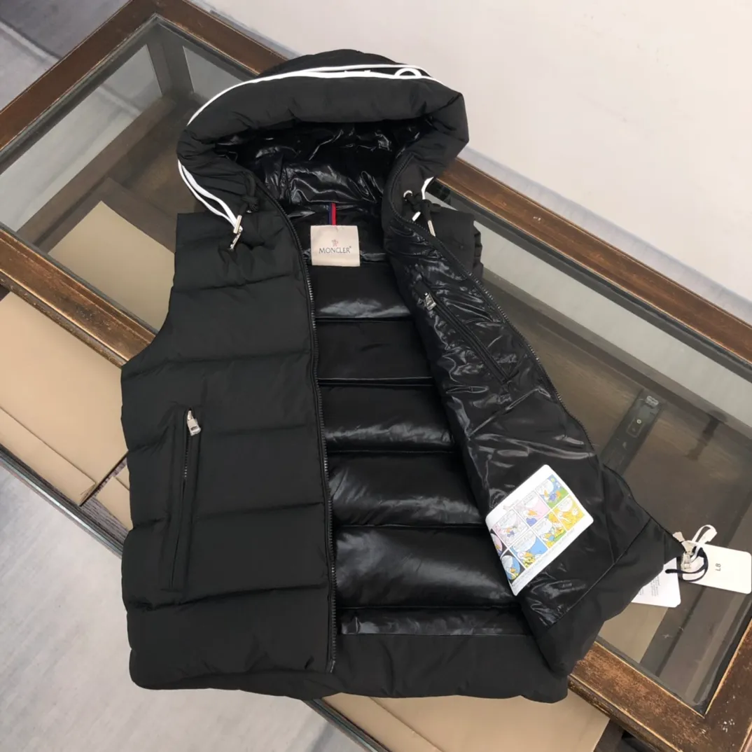 P720 Moncler 25 autumn and winter new style! Fashionable down vest! Down vest! The 100% cotton fabric selected from customers has extremely superior waterproof and breathable properties, and the fabric feels very soft, smooth and shiny! The inner filling is 90% white duck down, which has excellent fluffiness and resilience, and its cold-proof performance is unquestionable! Zipper pulls with customer-supplied brand letters engraved on them show off the aura of big brands everywhere, and they look good no matter how simple and elegant you wear them! Lightweight, convenient and warm, it can be paired with sweaters or sweatshirts! Fashionable and versatile color: black white size: 12345