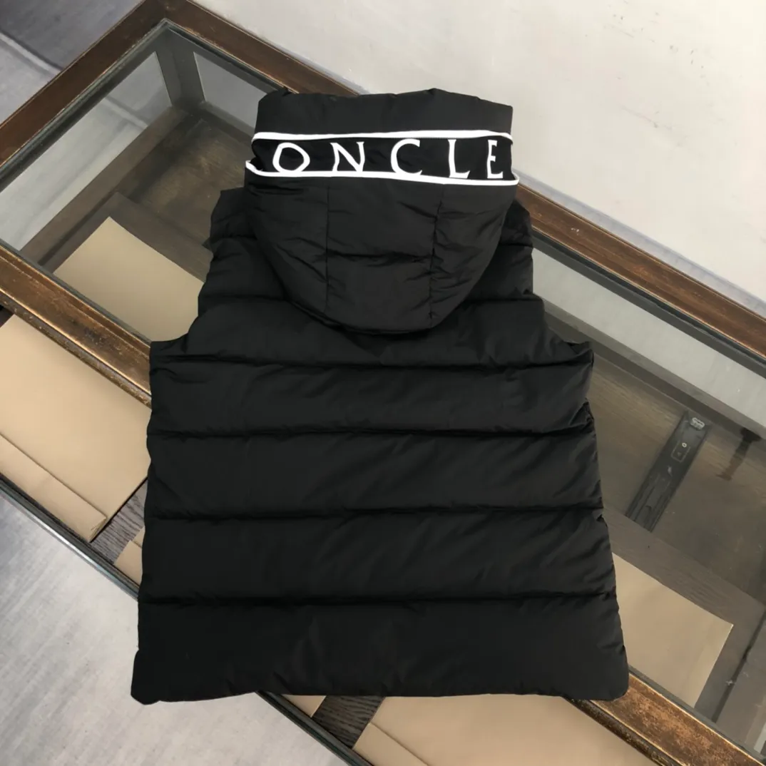 P720 Moncler 25 autumn and winter new style! Fashionable down vest! Down vest! The 100% cotton fabric selected from customers has extremely superior waterproof and breathable properties, and the fabric feels very soft, smooth and shiny! The inner filling is 90% white duck down, which has excellent fluffiness and resilience, and its cold-proof performance is unquestionable! Zipper pulls with customer-supplied brand letters engraved on them show off the aura of big brands everywhere, and they look good no matter how simple and elegant you wear them! Lightweight, convenient and warm, it can be paired with sweaters or sweatshirts! Fashionable and versatile color: black white size: 12345