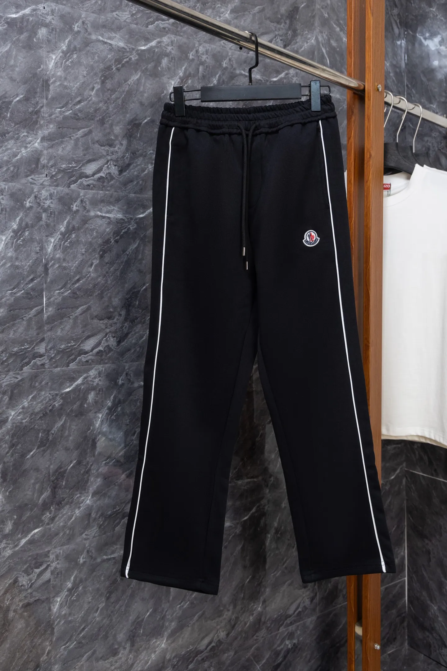P220 Model No. J0198 MONCLER Men's classic embroidered logo webbing straight pants Made of 460 grams of pure cotton terry fabric with clear threading and 10,000-needle embroidery. Original order customization 1:1 with smooth and delicate lines. Better hand feel and texture. Not easy to deform, not easy to shrink, not easy to fade. Maintains long-lasting beauty. Color Black Gray Size S-XL