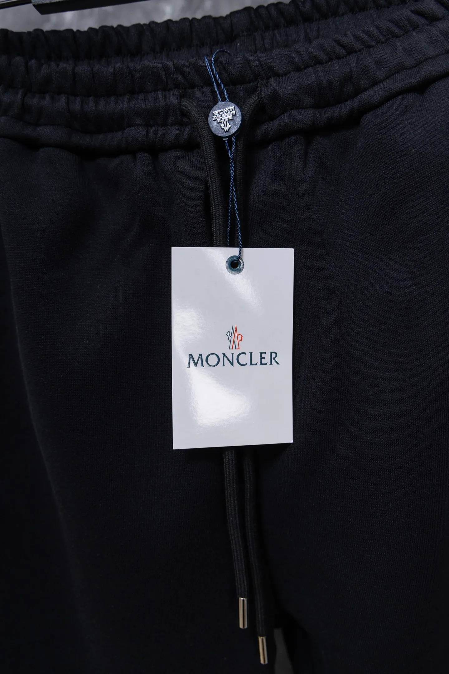 P220 Model No. J0198 MONCLER Men's classic embroidered logo webbing straight pants Made of 460 grams of pure cotton terry fabric with clear threading and 10,000-needle embroidery. Original order customization 1:1 with smooth and delicate lines. Better hand feel and texture. Not easy to deform, not easy to shrink, not easy to fade. Maintains long-lasting beauty. Color Black Gray Size S-XL