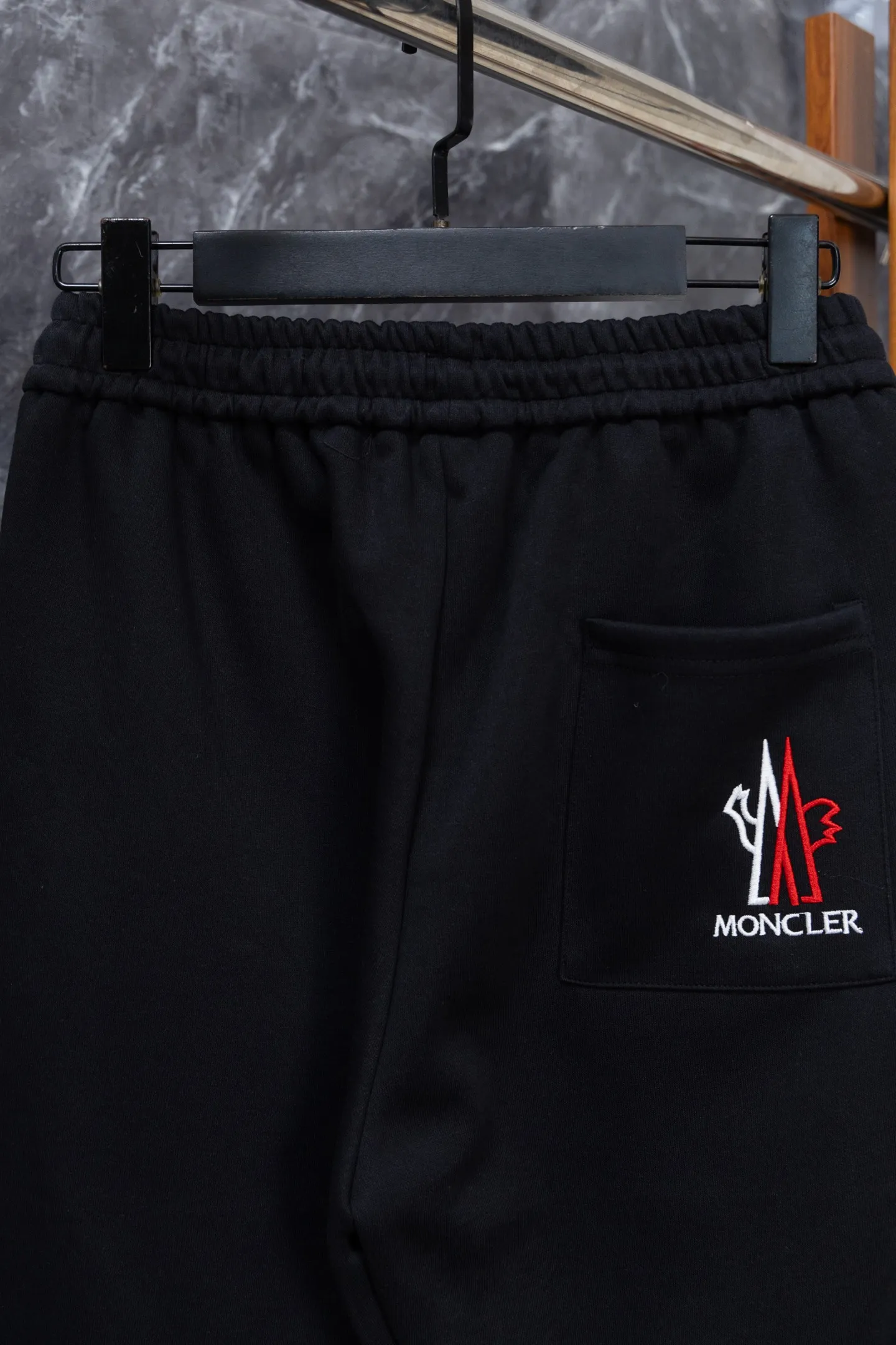 P220 Model No. J0198 MONCLER Men's classic embroidered logo webbing straight pants Made of 460 grams of pure cotton terry fabric with clear threading and 10,000-needle embroidery. Original order customization 1:1 with smooth and delicate lines. Better hand feel and texture. Not easy to deform, not easy to shrink, not easy to fade. Maintains long-lasting beauty. Color Black Gray Size S-XL
