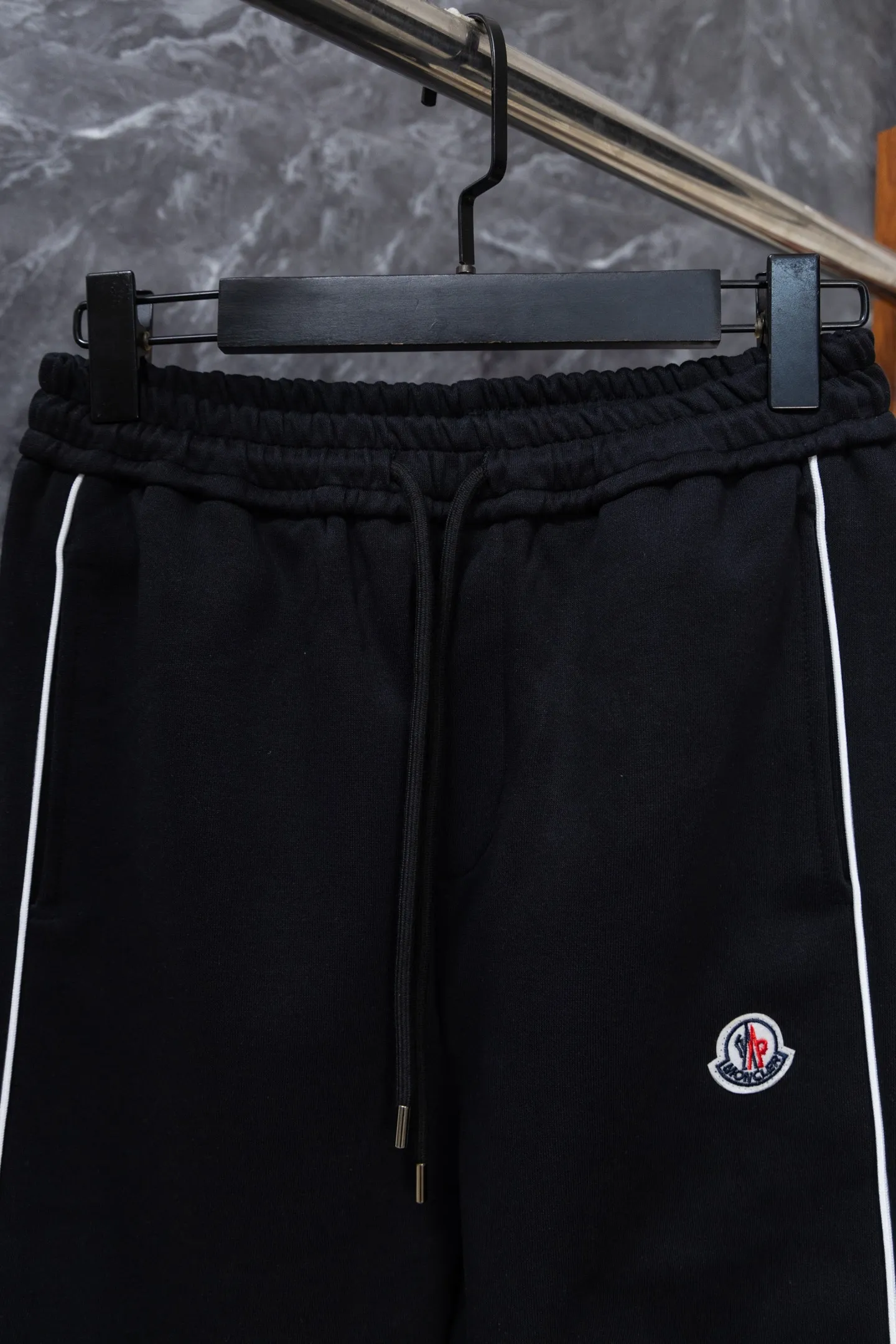 P220 Model No. J0198 MONCLER Men's classic embroidered logo webbing straight pants Made of 460 grams of pure cotton terry fabric with clear threading and 10,000-needle embroidery. Original order customization 1:1 with smooth and delicate lines. Better hand feel and texture. Not easy to deform, not easy to shrink, not easy to fade. Maintains long-lasting beauty. Color Black Gray Size S-XL