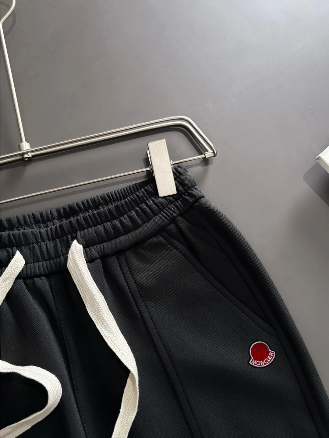 Shipped in 2-3 days P360 MONCLER/Mongolian Exclusive first release of 25ss autumn and winter new high-quality trousers Compare real-life details at will A perfect choice for autumn and winter. A must-have item. Sizes: M to 4XL (please state your height and weight when placing an order)