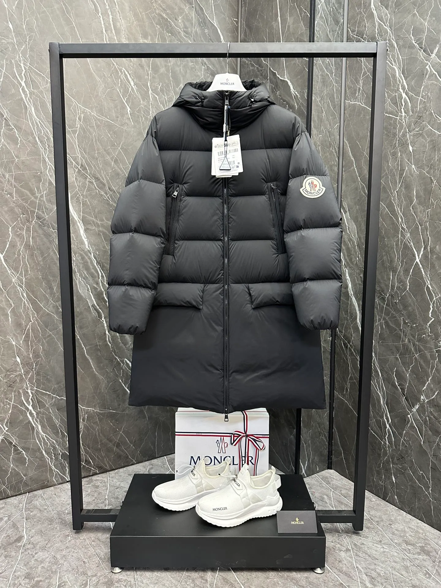 P1100 Special King Fried ⬆️Moncler Bosona mid-length large felt badge down jacket. King popular style. Good-looking upper body for both men and women. 135W+ one ton of special gooseneck filling. 850+ level 10 fill power. Don’t ask how many grams of filling, I can only answer that if you add more filling, the clothes will burst❗️❗️❗️ It is a special product with complete barcode numbers and corresponds to the official website. The tag has built-in NFC electronic sensor anti-counterfeiting. It supports multiple anti-counterfeiting verifications. It comes standard with a full set of counter gift box packaging🎁. It distinguishes all low-end products. It specializes in treating obsessive-compulsive disorder customers with over-the-counter princess disease. You can get it if you are in high demand... This Bosona men's long down jacket combines Moncler's classic aesthetics, excellent performance and protective features.  The Bosona long down jacket is made of longue saison fabric and is designed with practical details to provide both warmth and protection. As a Moncler classic, this down jacket features a detachable hood and a front zipper placket that covers the windshield, significantly improving its protective performance. Details •Made from longue saison fabric •Longue saison lining •Filled with down •Removable hood •Zip and snap closure •Zip pockets •Patch pockets on sleeves •Adjustable cuffs •Drawstring hem Size: 1-5 Couple D74108056980