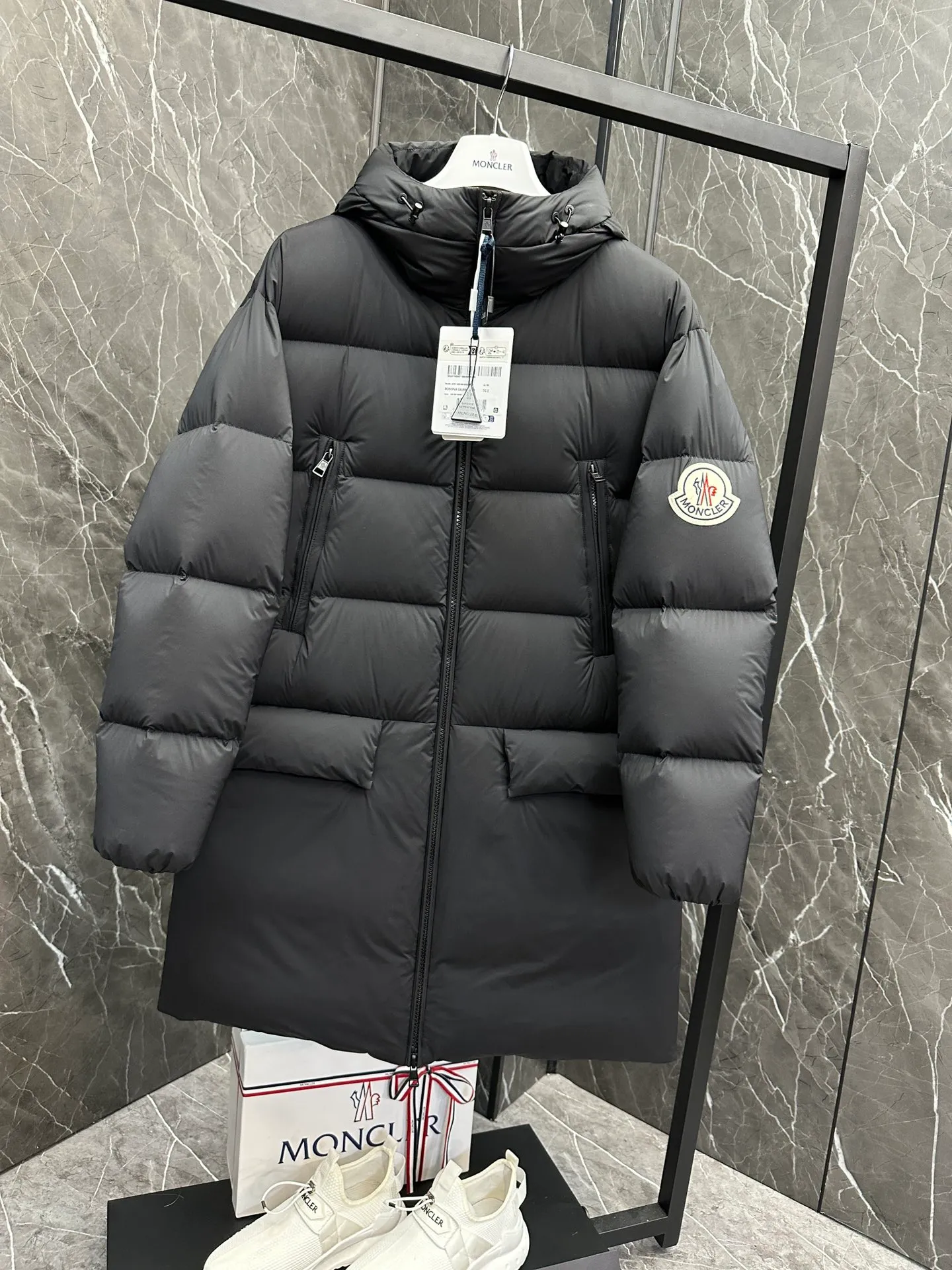 P1100 Special King Fried ⬆️Moncler Bosona mid-length large felt badge down jacket. King popular style. Good-looking upper body for both men and women. 135W+ one ton of special gooseneck filling. 850+ level 10 fill power. Don’t ask how many grams of filling, I can only answer that if you add more filling, the clothes will burst❗️❗️❗️ It is a special product with complete barcode numbers and corresponds to the official website. The tag has built-in NFC electronic sensor anti-counterfeiting. It supports multiple anti-counterfeiting verifications. It comes standard with a full set of counter gift box packaging🎁. It distinguishes all low-end products. It specializes in treating obsessive-compulsive disorder customers with over-the-counter princess disease. You can get it if you are in high demand... This Bosona men's long down jacket combines Moncler's classic aesthetics, excellent performance and protective features.  The Bosona long down jacket is made of longue saison fabric and is designed with practical details to provide both warmth and protection. As a Moncler classic, this down jacket features a detachable hood and a front zipper placket that covers the windshield, significantly improving its protective performance. Details •Made from longue saison fabric •Longue saison lining •Filled with down •Removable hood •Zip and snap closure •Zip pockets •Patch pockets on sleeves •Adjustable cuffs •Drawstring hem Size: 1-5 Couple D74108056980