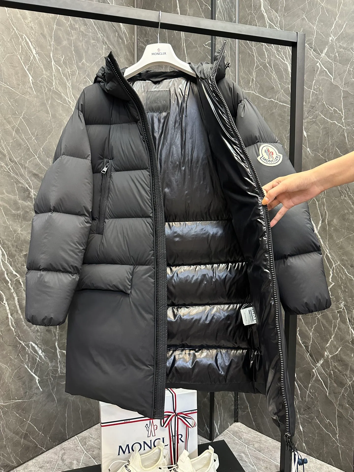 P1100 Special King Fried ⬆️Moncler Bosona mid-length large felt badge down jacket. King popular style. Good-looking upper body for both men and women. 135W+ one ton of special gooseneck filling. 850+ level 10 fill power. Don’t ask how many grams of filling, I can only answer that if you add more filling, the clothes will burst❗️❗️❗️ It is a special product with complete barcode numbers and corresponds to the official website. The tag has built-in NFC electronic sensor anti-counterfeiting. It supports multiple anti-counterfeiting verifications. It comes standard with a full set of counter gift box packaging🎁. It distinguishes all low-end products. It specializes in treating obsessive-compulsive disorder customers with over-the-counter princess disease. You can get it if you are in high demand... This Bosona men's long down jacket combines Moncler's classic aesthetics, excellent performance and protective features.  The Bosona long down jacket is made of longue saison fabric and is designed with practical details to provide both warmth and protection. As a Moncler classic, this down jacket features a detachable hood and a front zipper placket that covers the windshield, significantly improving its protective performance. Details •Made from longue saison fabric •Longue saison lining •Filled with down •Removable hood •Zip and snap closure •Zip pockets •Patch pockets on sleeves •Adjustable cuffs •Drawstring hem Size: 1-5 Couple D74108056980