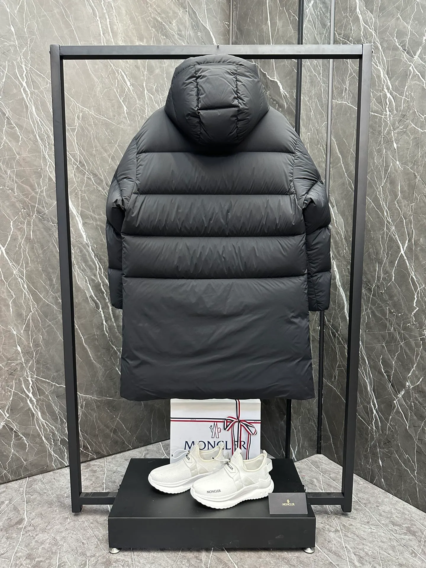 P1100 Special King Fried ⬆️Moncler Bosona mid-length large felt badge down jacket. King popular style. Good-looking upper body for both men and women. 135W+ one ton of special gooseneck filling. 850+ level 10 fill power. Don’t ask how many grams of filling, I can only answer that if you add more filling, the clothes will burst❗️❗️❗️ It is a special product with complete barcode numbers and corresponds to the official website. The tag has built-in NFC electronic sensor anti-counterfeiting. It supports multiple anti-counterfeiting verifications. It comes standard with a full set of counter gift box packaging🎁. It distinguishes all low-end products. It specializes in treating obsessive-compulsive disorder customers with over-the-counter princess disease. You can get it if you are in high demand... This Bosona men's long down jacket combines Moncler's classic aesthetics, excellent performance and protective features.  The Bosona long down jacket is made of longue saison fabric and is designed with practical details to provide both warmth and protection. As a Moncler classic, this down jacket features a detachable hood and a front zipper placket that covers the windshield, significantly improving its protective performance. Details •Made from longue saison fabric •Longue saison lining •Filled with down •Removable hood •Zip and snap closure •Zip pockets •Patch pockets on sleeves •Adjustable cuffs •Drawstring hem Size: 1-5 Couple D74108056980