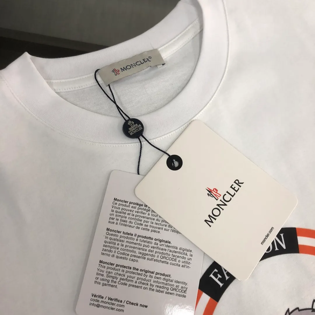P150 MONCLER 25 The latest short-sleeved T-shirt for couples ~ Brand new element bear print design ~ The fabric upper body is comfortable and breathable, not stiff, slim cut, made of high-end custom-made pure cotton fabric! The upper body is comfortable and stylish, and it can be worn alone as an inner layer. It is a must-have for fashionistas! ! ! Color: Black White Orange Size: S M L XL (Loose fit! Please indicate your height and weight when placing an order)