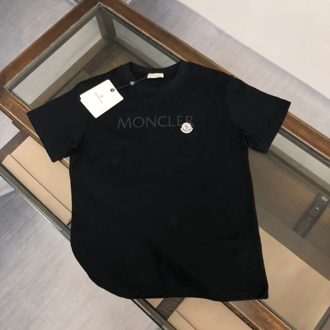 P170 Moncler 2023 new men's round neck short-sleeved couple T-shirt, new spring and summer product, high quality 🔥🔥Fashionable and versatile, customized imported fabrics, comfortable to wear, breathable, fashionable without losing personality, casual and casual upper body, handsome and stylish, showing the temperament of a big brand. All three standards are complete! ! Color: black white Size: S-XL (loose fit)