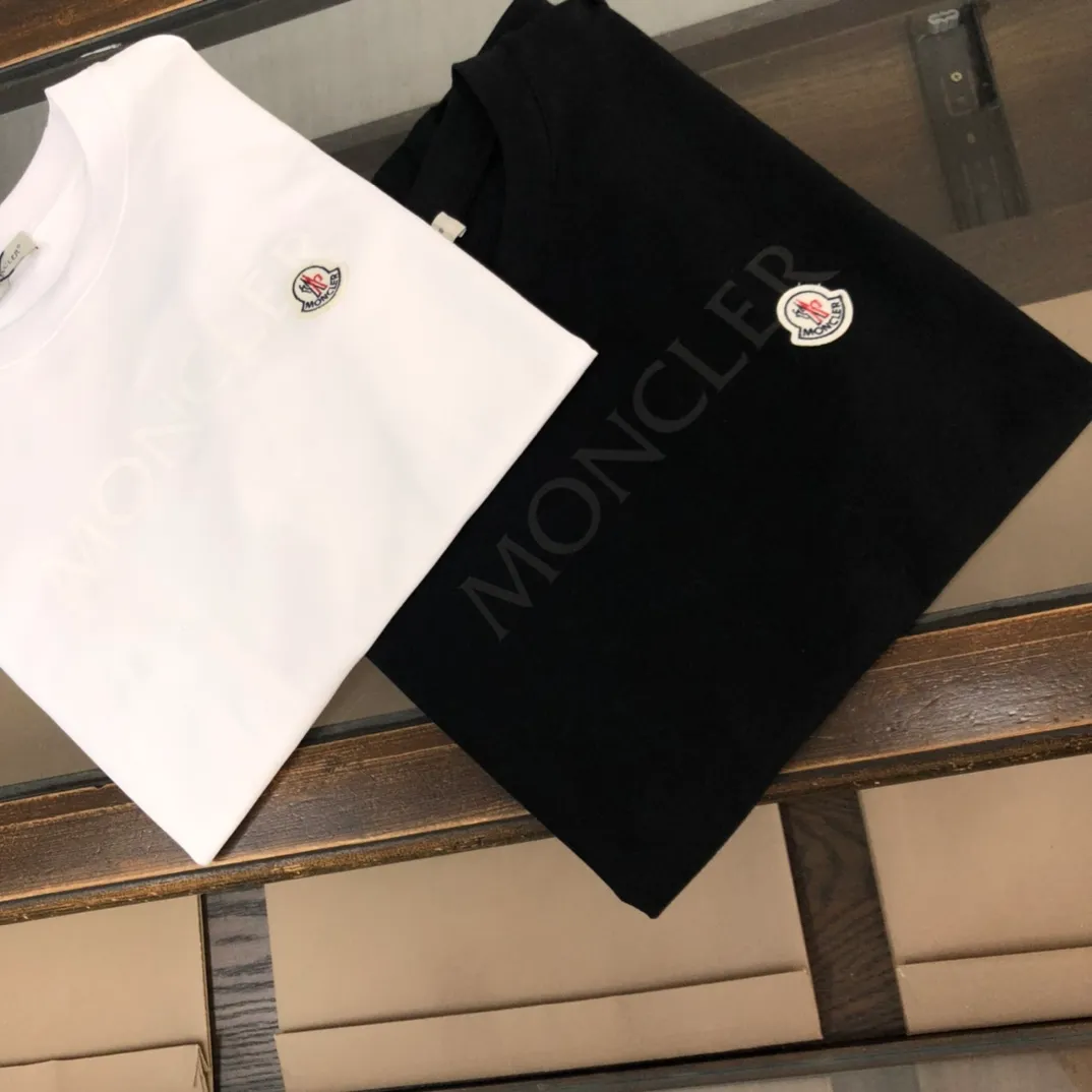 P170 Moncler 2023 new men's round neck short-sleeved couple T-shirt, new spring and summer product, high quality 🔥🔥Fashionable and versatile, customized imported fabrics, comfortable to wear, breathable, fashionable without losing personality, casual and casual upper body, handsome and stylish, showing the temperament of a big brand. All three standards are complete! ! Color: black white Size: S-XL (loose fit)
