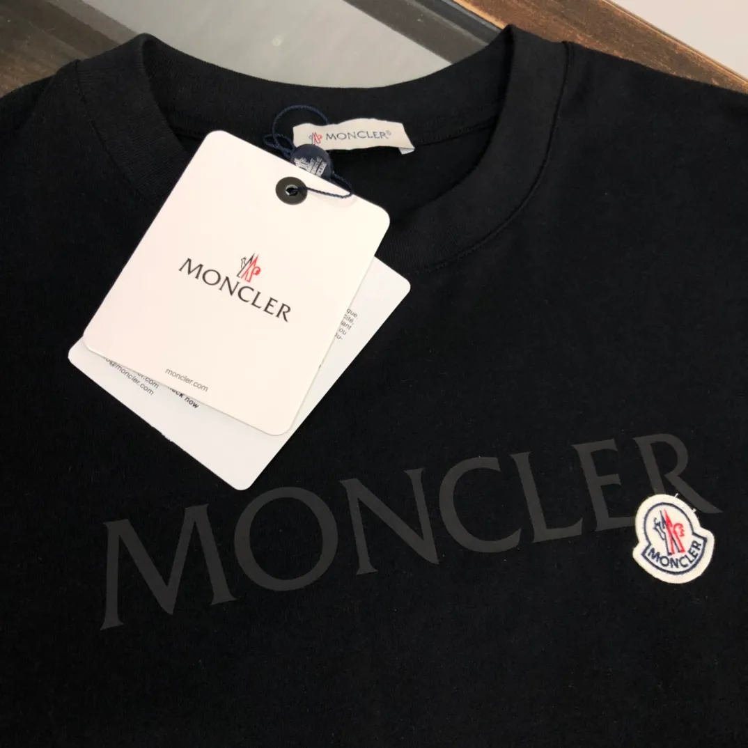 P170 Moncler 2023 new men's round neck short-sleeved couple T-shirt, new spring and summer product, high quality 🔥🔥Fashionable and versatile, customized imported fabrics, comfortable to wear, breathable, fashionable without losing personality, casual and casual upper body, handsome and stylish, showing the temperament of a big brand. All three standards are complete! ! Color: black white Size: S-XL (loose fit)