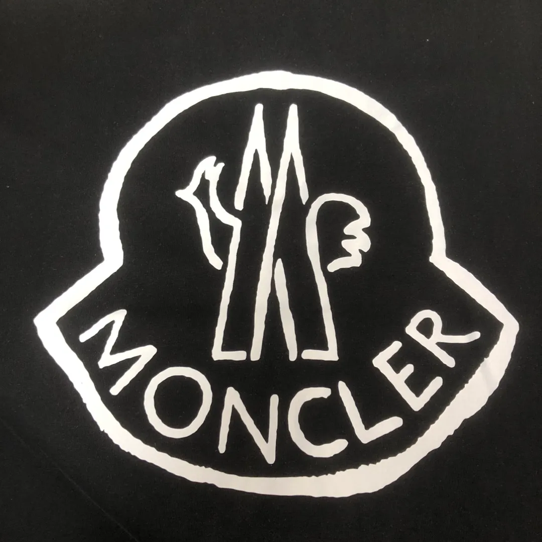 P150 MONCLER 25 The latest short-sleeved T-shirt for couples~Featured brand printing design~The upper body of the fabric is comfortable and breathable, not stiff, slim cut, and made of high-end custom-made pure cotton fabric! The upper body is comfortable and stylish, and it can be worn alone as an inner layer. It is a must-have for fashionistas! ! ! Color: Black White Size: S M L XL (Loose fit! Please state your height and weight when placing an order)
