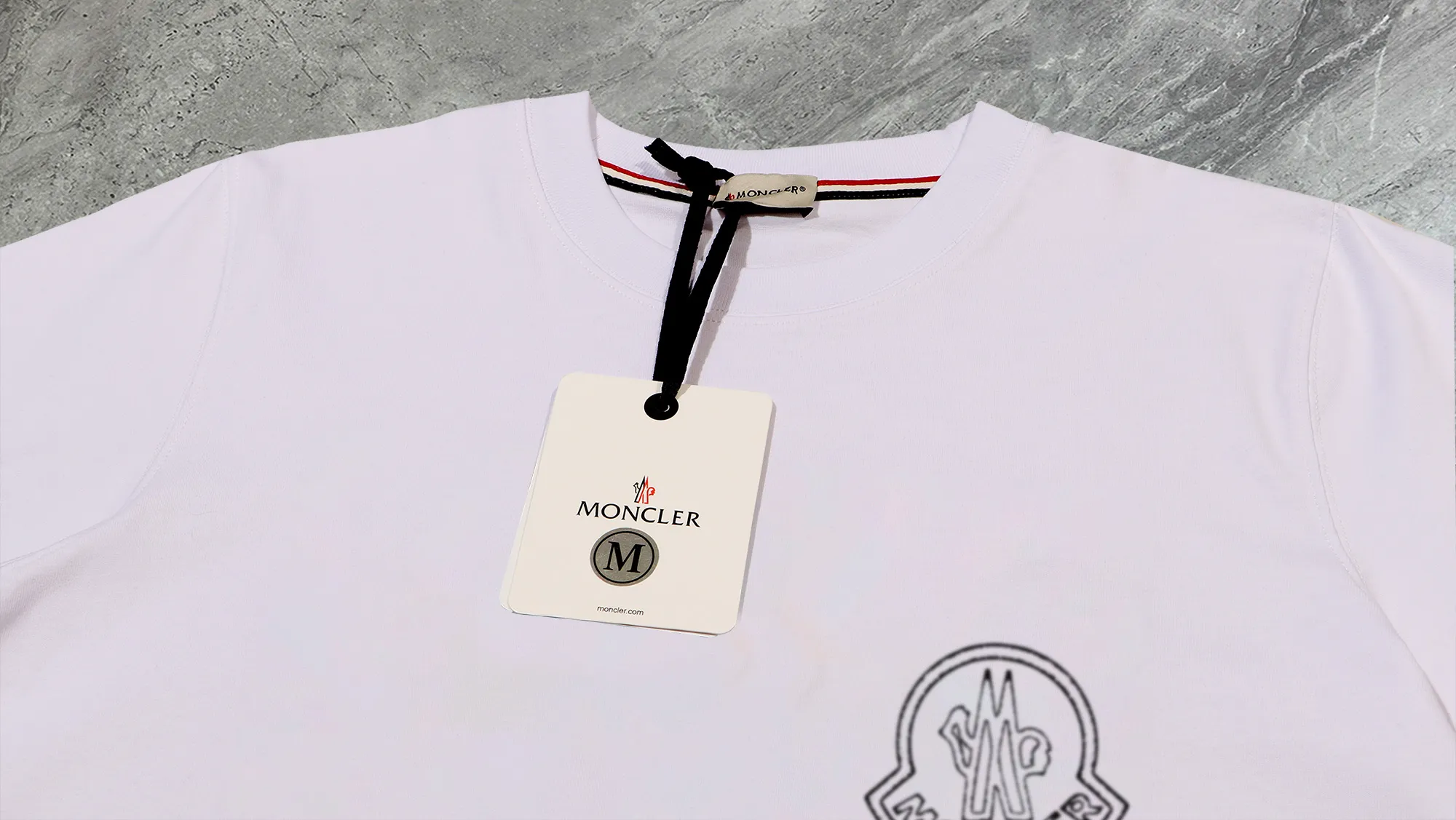 P210 High-version sweatshirt) [Long-term stock] 〖𝐌𝐎𝐍𝐂𝐋𝐄𝐑~Mask〗 Made of 440g heavy-weight fabric. It is different from the market currency. It can be matched with any variety and is properly handsome. 😎The whole dress is made of double waistcoats. The double waistcoats make the whole dress more three-dimensional. Not ordinary factories can do such fine work. 2025 Spring runway version of the T stage, on sale at the counter, round neck terry sweatshirt, high-end double-strand pure cotton, custom-made stretch ribs, dyed in the same vat, complete with three standards, matched with exquisite embroidered LOGO on the chest, simple and advanced, same style for men and women. Color: black, apricot, white, size: S M L XL 2XL