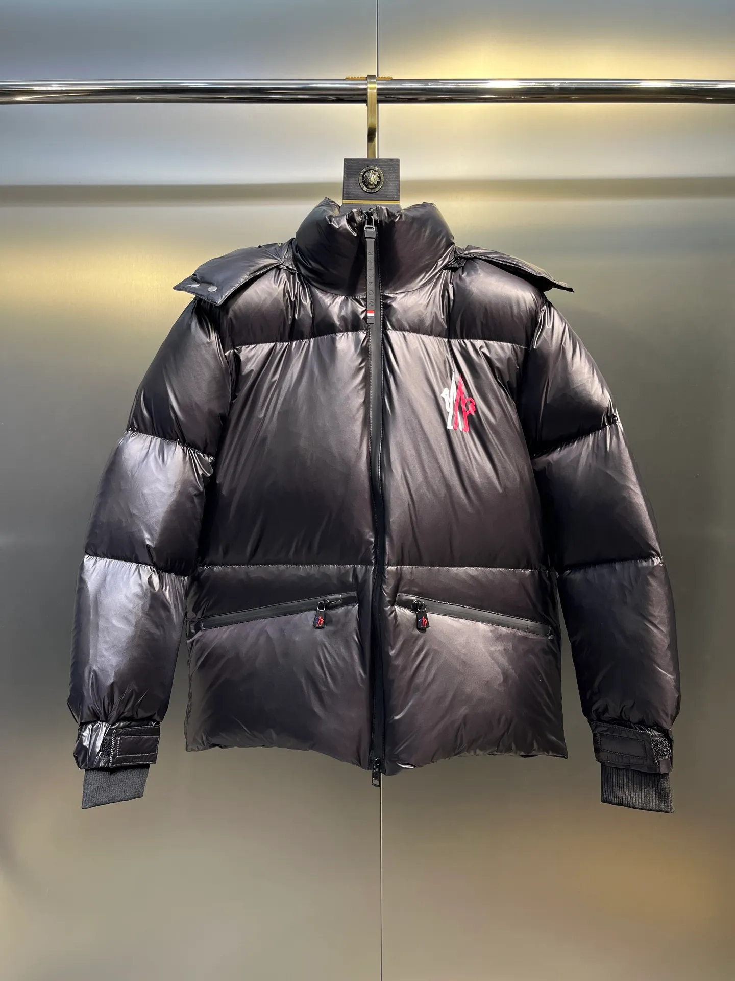 P1000 Moncler 🌟Mongolian official website 2025 autumn and winter new down jacket. Known as the most high-end down jacket in the industry, this 90-feather down jacket is complete with three labels and a classic logo combination. It is full of visual impact at first sight. It has better thermal performance, is light and not heavy, and has good loft recovery after compression, and it can gather heat and lock in temperature! Personalized color matching design, fresh and energetic! There are too many versions circulating on the market. In addition to the different fabric workmanship, the biggest difference is that the filling is not goose down at all but feather silk or tactile velvet, etc. It is not easy to tell the difference for those who don’t know. In addition, the fabrics and workmanship are definitely not of the same level. In short, look for us and you will never go astray. All exclusive full colors are purchased and developed with genuine products. If you understand the quality of our down jackets, you can trust us and recommend them with your eyes closed. All three standards are complete! Unisex series size: 12345
