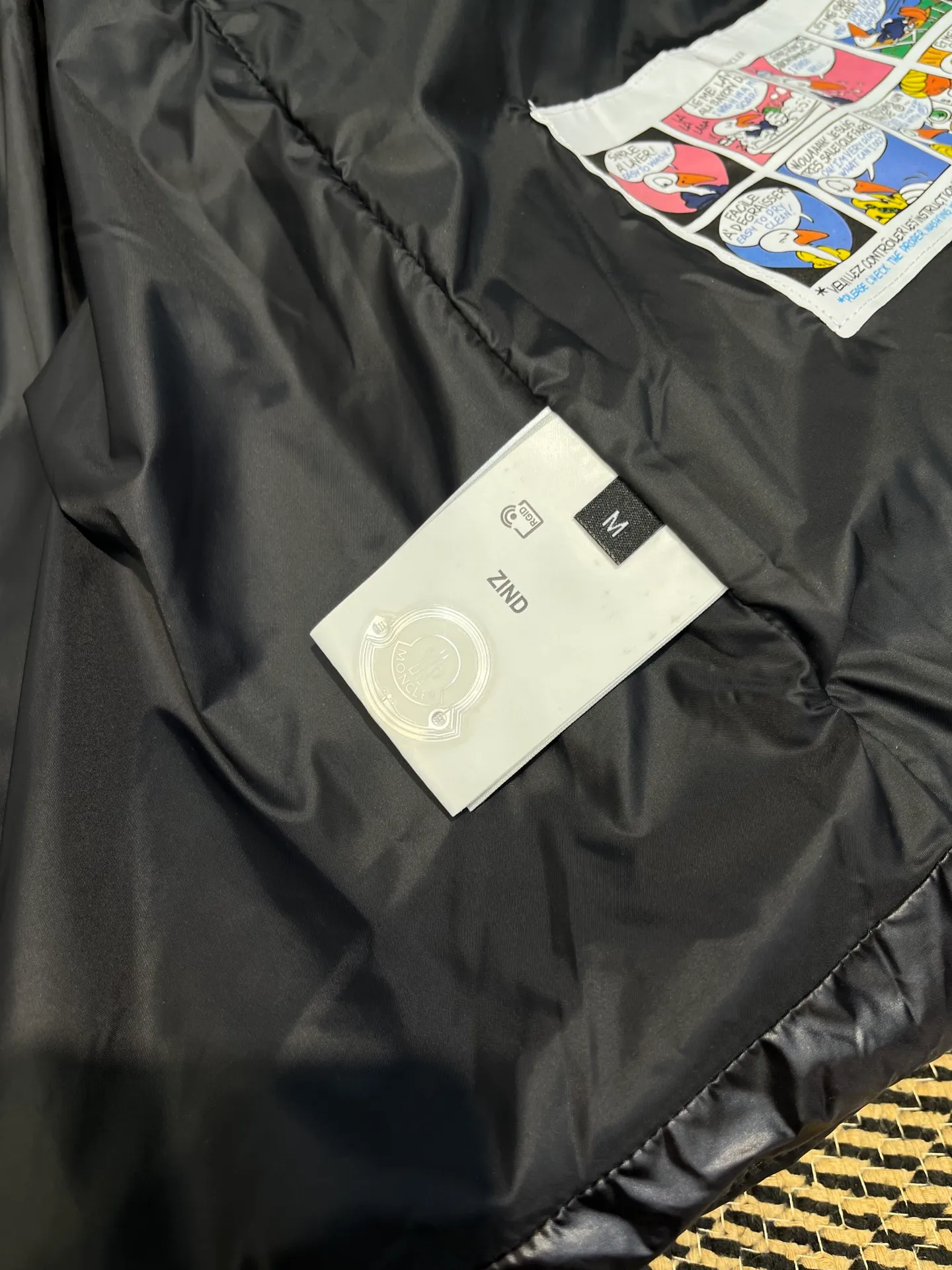 P1000 Moncler 🌟Mongolian official website 2025 autumn and winter new down jacket. Known as the most high-end down jacket in the industry, this 90-feather down jacket is complete with three labels and a classic logo combination. It is full of visual impact at first sight. It has better thermal performance, is light and not heavy, and has good loft recovery after compression, and it can gather heat and lock in temperature! Personalized color matching design, fresh and energetic! There are too many versions circulating on the market. In addition to the different fabric workmanship, the biggest difference is that the filling is not goose down at all but feather silk or tactile velvet, etc. It is not easy to tell the difference for those who don’t know. In addition, the fabrics and workmanship are definitely not of the same level. In short, look for us and you will never go astray. All exclusive full colors are purchased and developed with genuine products. If you understand the quality of our down jackets, you can trust us and recommend them with your eyes closed. All three standards are complete! Unisex series size: 12345