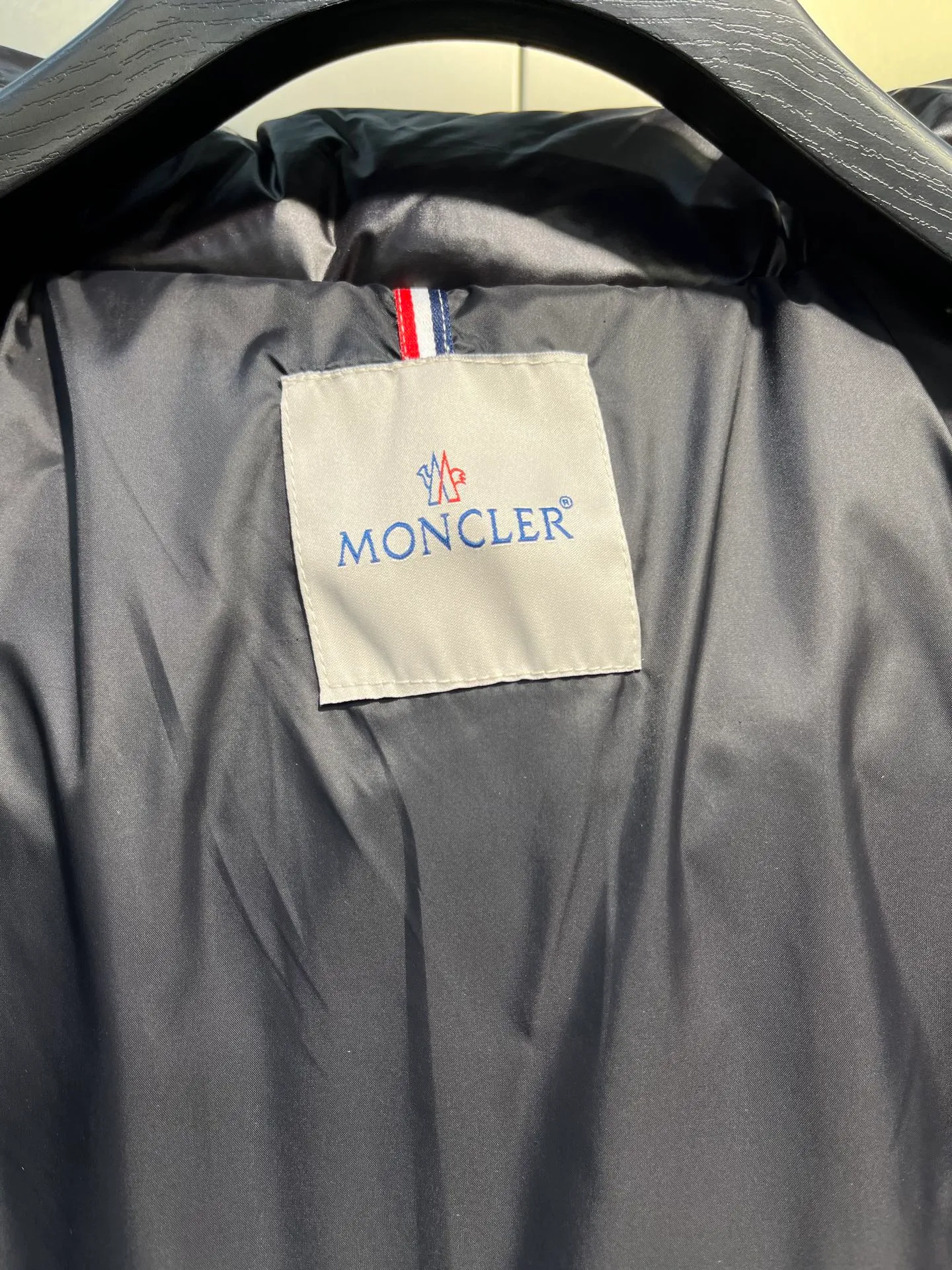 P1000 Moncler 🌟Mongolian official website 2025 autumn and winter new down jacket. Known as the most high-end down jacket in the industry, this 90-feather down jacket is complete with three labels and a classic logo combination. It is full of visual impact at first sight. It has better thermal performance, is light and not heavy, and has good loft recovery after compression, and it can gather heat and lock in temperature! Personalized color matching design, fresh and energetic! There are too many versions circulating on the market. In addition to the different fabric workmanship, the biggest difference is that the filling is not goose down at all but feather silk or tactile velvet, etc. It is not easy to tell the difference for those who don’t know. In addition, the fabrics and workmanship are definitely not of the same level. In short, look for us and you will never go astray. All exclusive full colors are purchased and developed with genuine products. If you understand the quality of our down jackets, you can trust us and recommend them with your eyes closed. All three standards are complete! Unisex series size: 12345