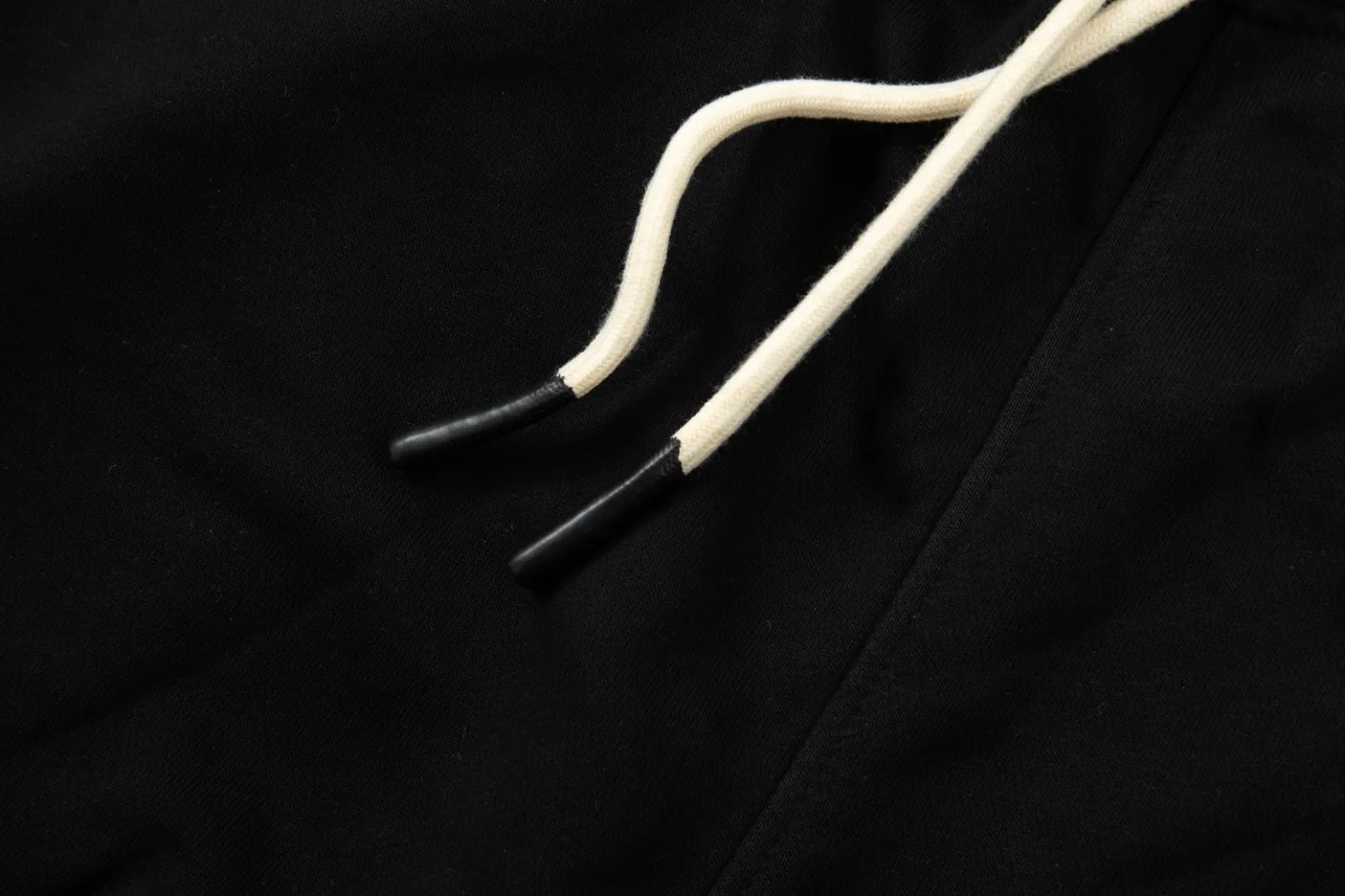 P270 (top version, different currency) ✨Moncler SS Autumn and Winter Show Slim-fitting line logo embroidered simple Logo sweatpants 380g weight compatible with all body types Black and white drawstring design on the waist elastic band Customized drawstring pockets with diagonal pocket design on both sides There is also a small pocket on the back Color: Black Size S-XL
