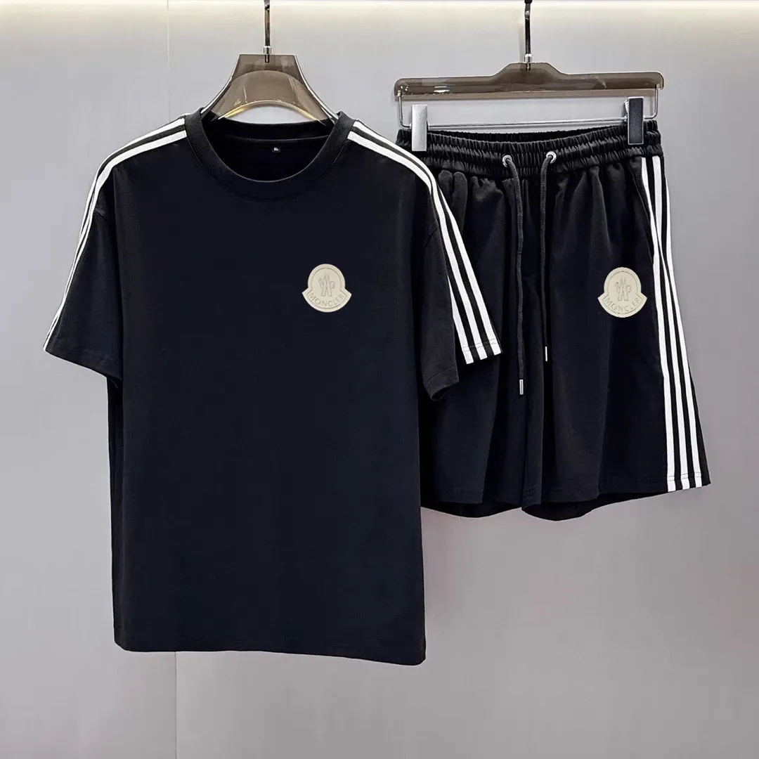 P560 Brand [MONCLER Mouth Covered] 2025 round neck short-sleeved shorts suit. The pure cotton fabric upper body will not be stuffy, the smooth and comfortable skin-friendly effect is more breathable, the fabric has its own texture, classic logo technology, a new interpretation from a unique angle, the first choice for fashion and versatility! Size: M-3XL (maximum wear: 190 pounds)