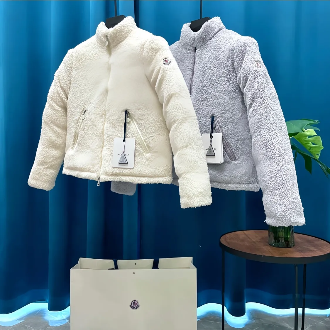 P900 Moncler ➡️ New style 🦢 goose down, lamb wool splicing stand collar down jacket, jacket, women's model MONCLER Moncler bursts with street style new design, fashionable and versatile, comfortable, breathable, mouth down jacket ~ supports NFC chip sensor, and is on sale simultaneously on the official website! This down jacket has a great sense of design and looks. You can buy it directly due to quality control. It’s a high-end product that you can’t go wrong with! Simple and elegant design ~ and engraved with 1ogo letters ~ the overall design makes this dress unique! It is made of imported technical fabrics and is filled with 90% white goose down. The texture and shape of the fabric are exquisite. You can feel its strong aura through the detailed pictures. It also has superior handsomeness and thermal insulation performance. It can be easily worn in various occasions! With polythermal insulation, you don’t have to worry about a little chill! The placket is designed with a leather zipper, which is both fashionable and functional. It not only highlights the shape but also keeps warm. The leather pocket design makes the whole style more luxurious!