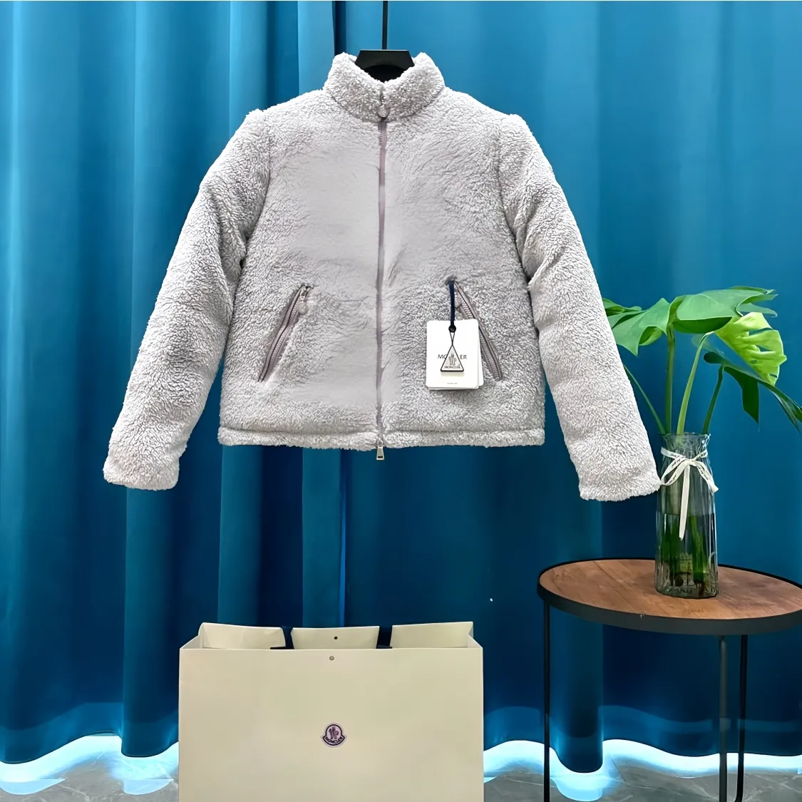 P900 Moncler ➡️ New style 🦢 goose down, lamb wool splicing stand collar down jacket, jacket, women's model MONCLER Moncler bursts with street style new design, fashionable and versatile, comfortable, breathable, mouth down jacket ~ supports NFC chip sensor, and is on sale simultaneously on the official website! This down jacket has a great sense of design and looks. You can buy it directly due to quality control. It’s a high-end product that you can’t go wrong with! Simple and elegant design ~ and engraved with 1ogo letters ~ the overall design makes this dress unique! It is made of imported technical fabrics and is filled with 90% white goose down. The texture and shape of the fabric are exquisite. You can feel its strong aura through the detailed pictures. It also has superior handsomeness and thermal insulation performance. It can be easily worn in various occasions! With polythermal insulation, you don’t have to worry about a little chill! The placket is designed with a leather zipper, which is both fashionable and functional. It not only highlights the shape but also keeps warm. The leather pocket design makes the whole style more luxurious!