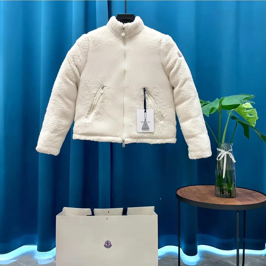 P900 Moncler ➡️ New style 🦢 goose down, lamb wool splicing stand collar down jacket, jacket, women's model MONCLER Moncler bursts with street style new design, fashionable and versatile, comfortable, breathable, mouth down jacket ~ supports NFC chip sensor, and is on sale simultaneously on the official website! This down jacket has a great sense of design and looks. You can buy it directly due to quality control. It’s a high-end product that you can’t go wrong with! Simple and elegant design ~ and engraved with 1ogo letters ~ the overall design makes this dress unique! It is made of imported technical fabrics and is filled with 90% white goose down. The texture and shape of the fabric are exquisite. You can feel its strong aura through the detailed pictures. It also has superior handsomeness and thermal insulation performance. It can be easily worn in various occasions! With polythermal insulation, you don’t have to worry about a little chill! The placket is designed with a leather zipper, which is both fashionable and functional. It not only highlights the shape but also keeps warm. The leather pocket design makes the whole style more luxurious!
