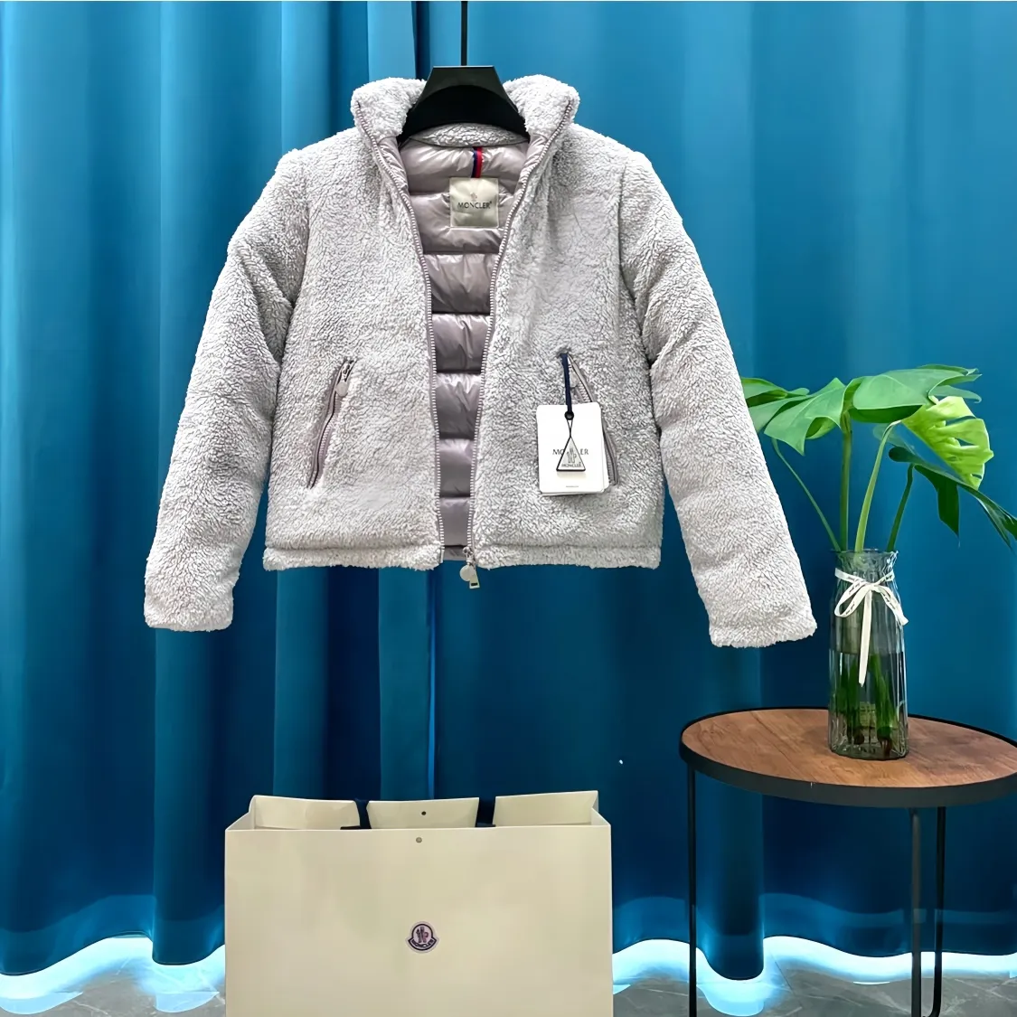 P900 Moncler ➡️ New style 🦢 goose down, lamb wool splicing stand collar down jacket, jacket, women's model MONCLER Moncler bursts with street style new design, fashionable and versatile, comfortable, breathable, mouth down jacket ~ supports NFC chip sensor, and is on sale simultaneously on the official website! This down jacket has a great sense of design and looks. You can buy it directly due to quality control. It’s a high-end product that you can’t go wrong with! Simple and elegant design ~ and engraved with 1ogo letters ~ the overall design makes this dress unique! It is made of imported technical fabrics and is filled with 90% white goose down. The texture and shape of the fabric are exquisite. You can feel its strong aura through the detailed pictures. It also has superior handsomeness and thermal insulation performance. It can be easily worn in various occasions! With polythermal insulation, you don’t have to worry about a little chill! The placket is designed with a leather zipper, which is both fashionable and functional. It not only highlights the shape but also keeps warm. The leather pocket design makes the whole style more luxurious!