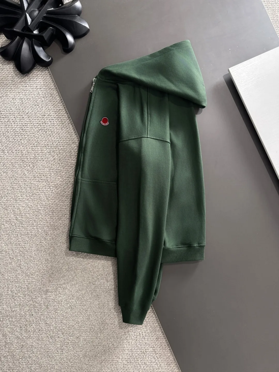 Next day delivery P460 High quality MONCLER/muzzle Exclusive debut of 25ss new autumn and winter lapel double zipper hooded sweatshirt jacket Many stars have the same style. Craftsmanship that ordinary small workshops cannot copy. We are not afraid of any challenges in terms of materials, detail restoration and craftsmanship, just to provide you with wonderful products. Compare the top original versions at will. No expense is spared just to do better. Unique imported fabric feel. Purely imported German machine production. Precision operation and thousands of needle density. A full set of new accessories with three standards can be customized at the same time. The upper body is versatile and fashionable. The perfect choice for autumn and winter. The must-have item. Size chart: S to XXL (or state your height and weight when placing an order)
