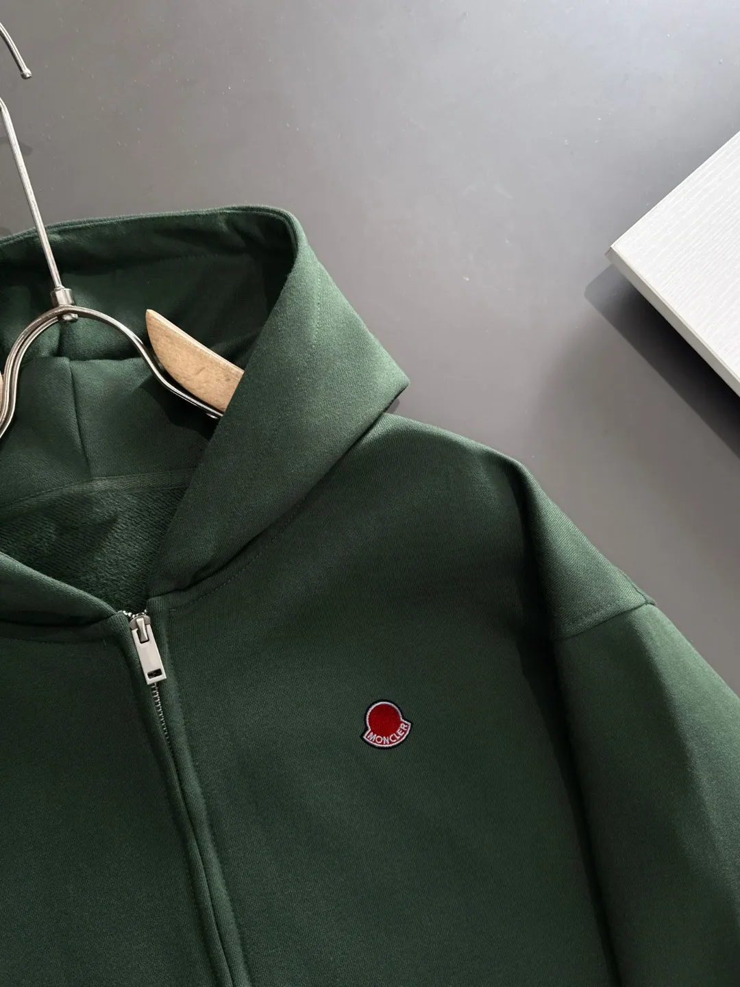 Next day delivery P460 High quality MONCLER/muzzle Exclusive debut of 25ss new autumn and winter lapel double zipper hooded sweatshirt jacket Many stars have the same style. Craftsmanship that ordinary small workshops cannot copy. We are not afraid of any challenges in terms of materials, detail restoration and craftsmanship, just to provide you with wonderful products. Compare the top original versions at will. No expense is spared just to do better. Unique imported fabric feel. Purely imported German machine production. Precision operation and thousands of needle density. A full set of new accessories with three standards can be customized at the same time. The upper body is versatile and fashionable. The perfect choice for autumn and winter. The must-have item. Size chart: S to XXL (or state your height and weight when placing an order)